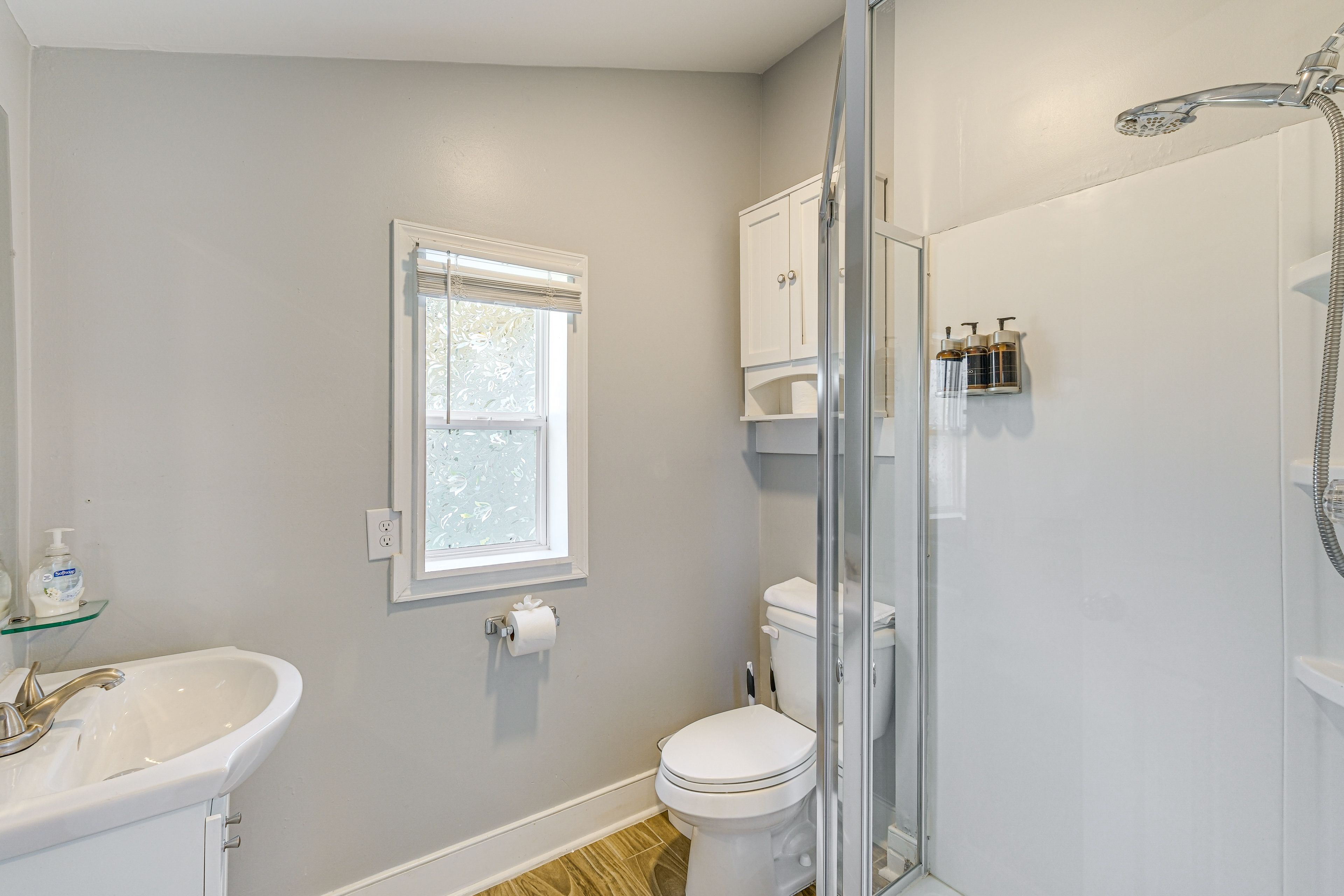 Full Bathroom | Complimentary Toiletries | Towels Provided