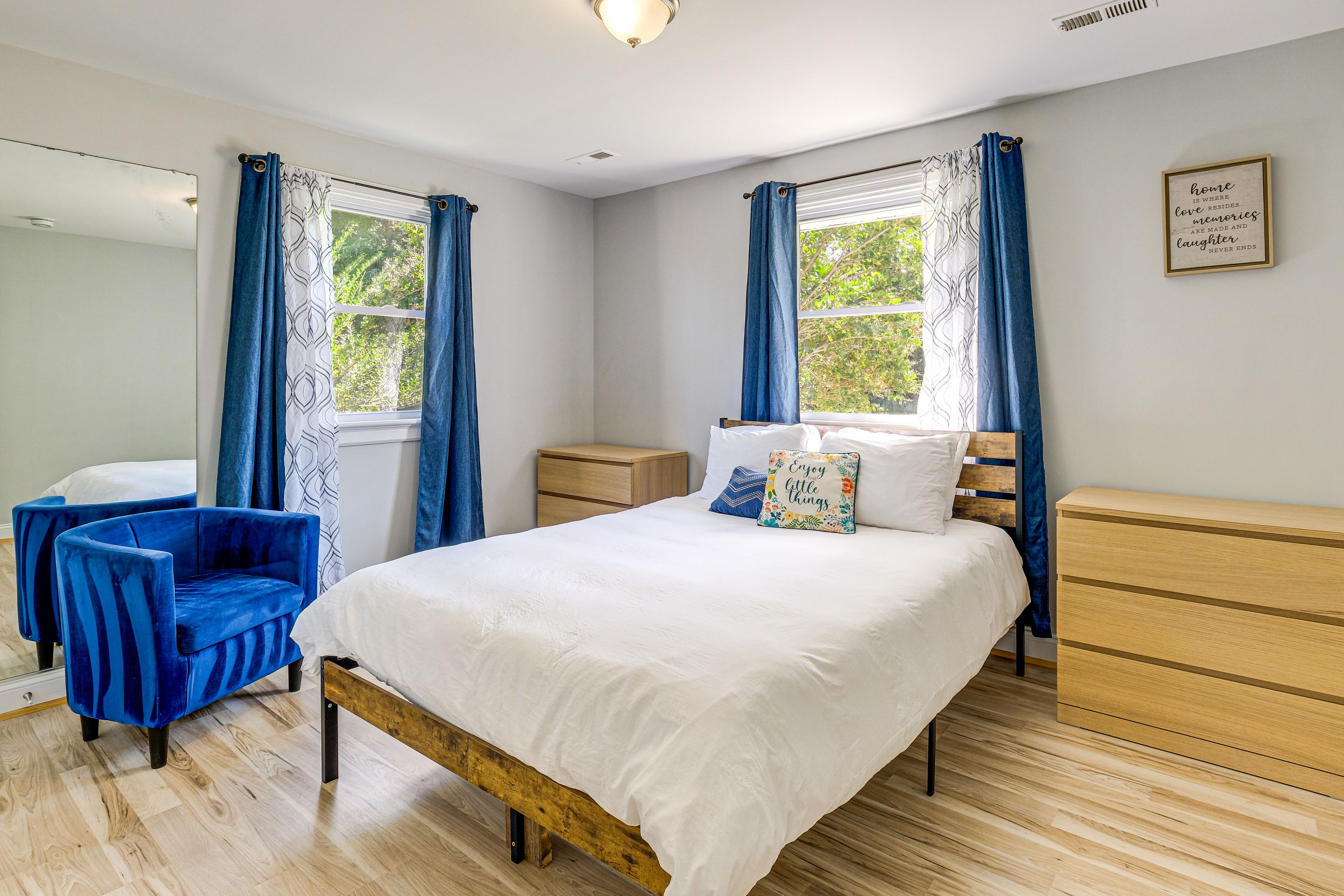 Bedroom 2 | Queen Bed | Hangers
