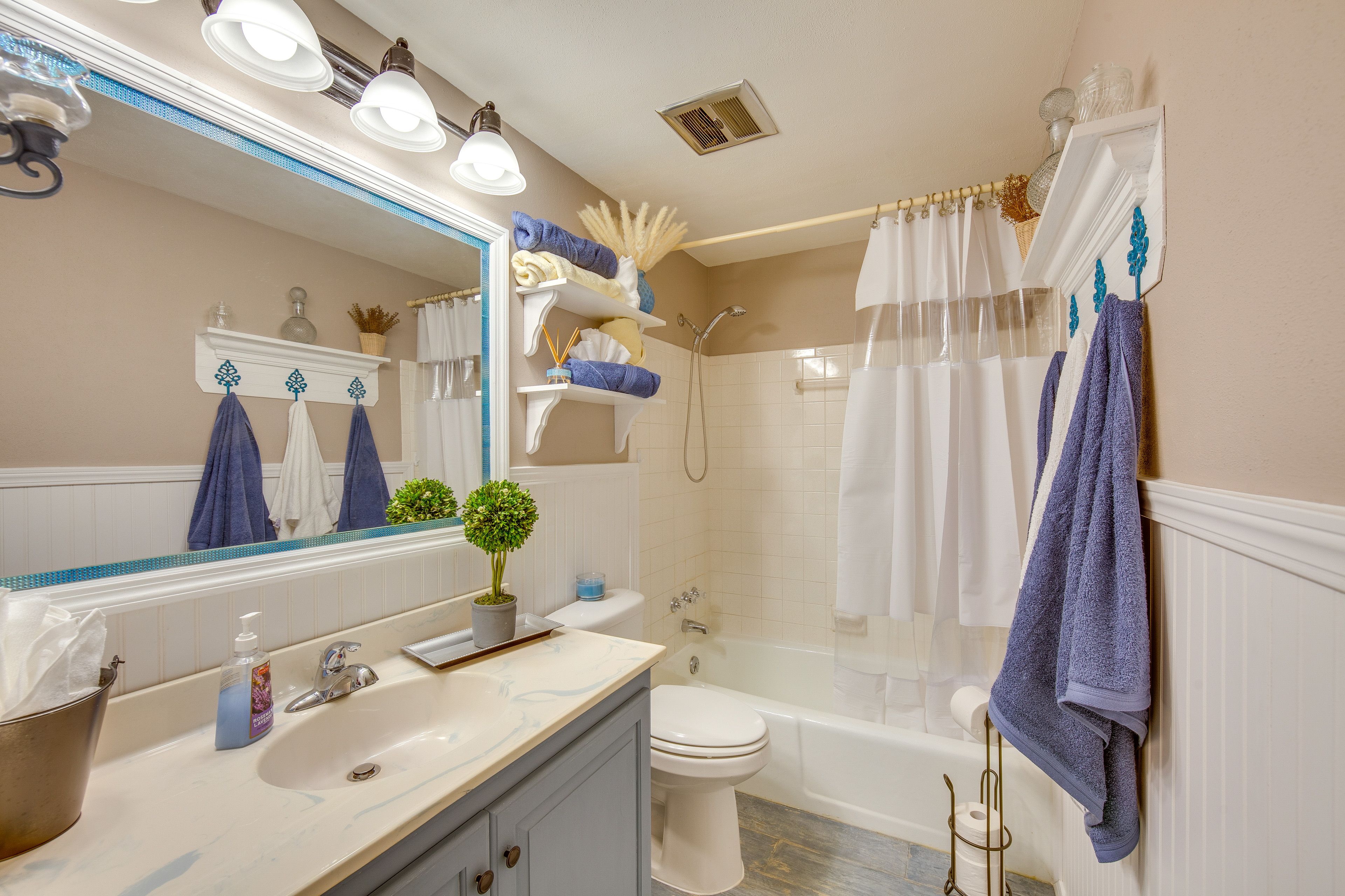 Full Bathroom | Complimentary Toiletries | Shower/Tub Combo
