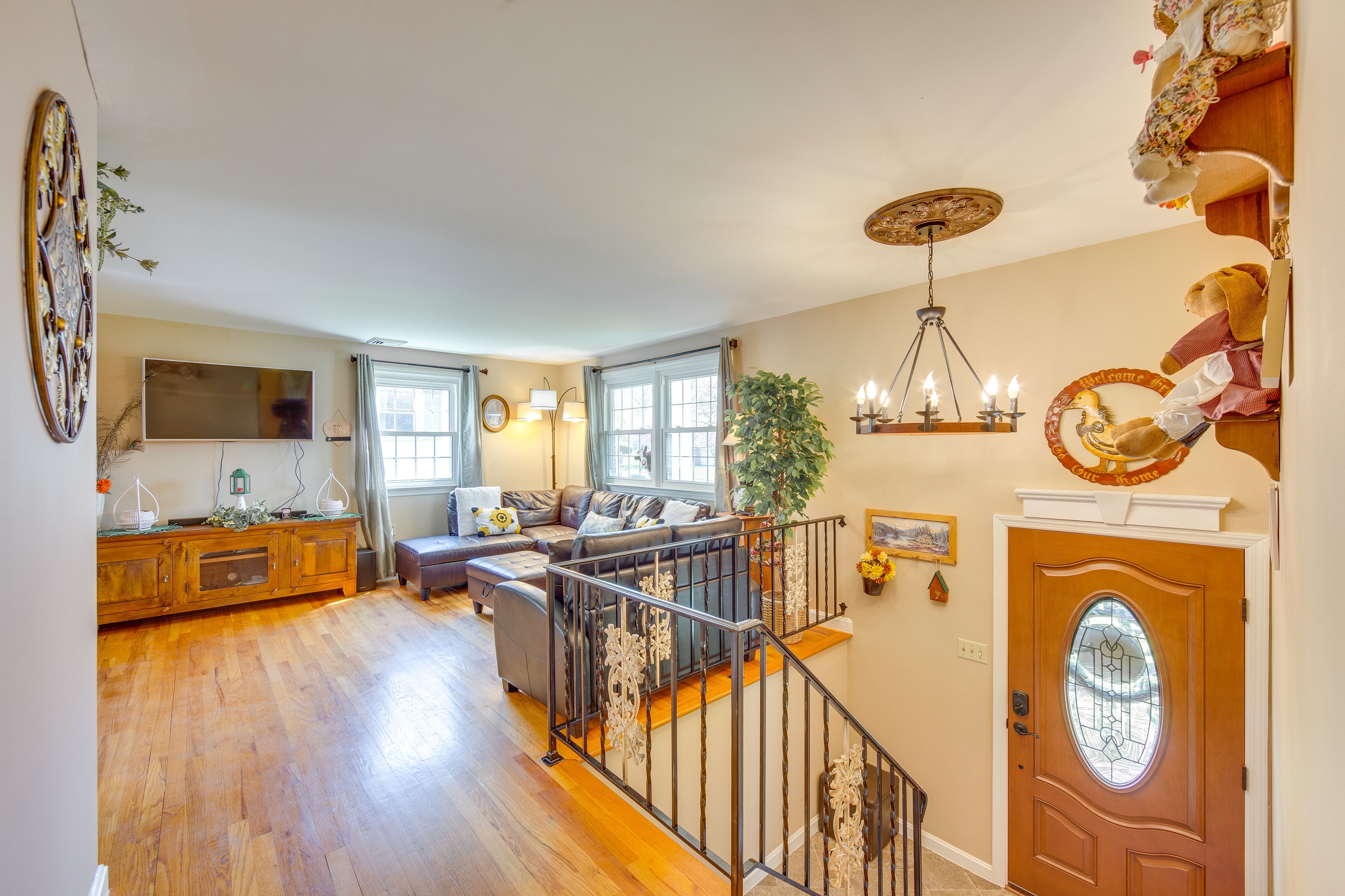 Living Room | Main Floor | Smart TV | Stairs Required