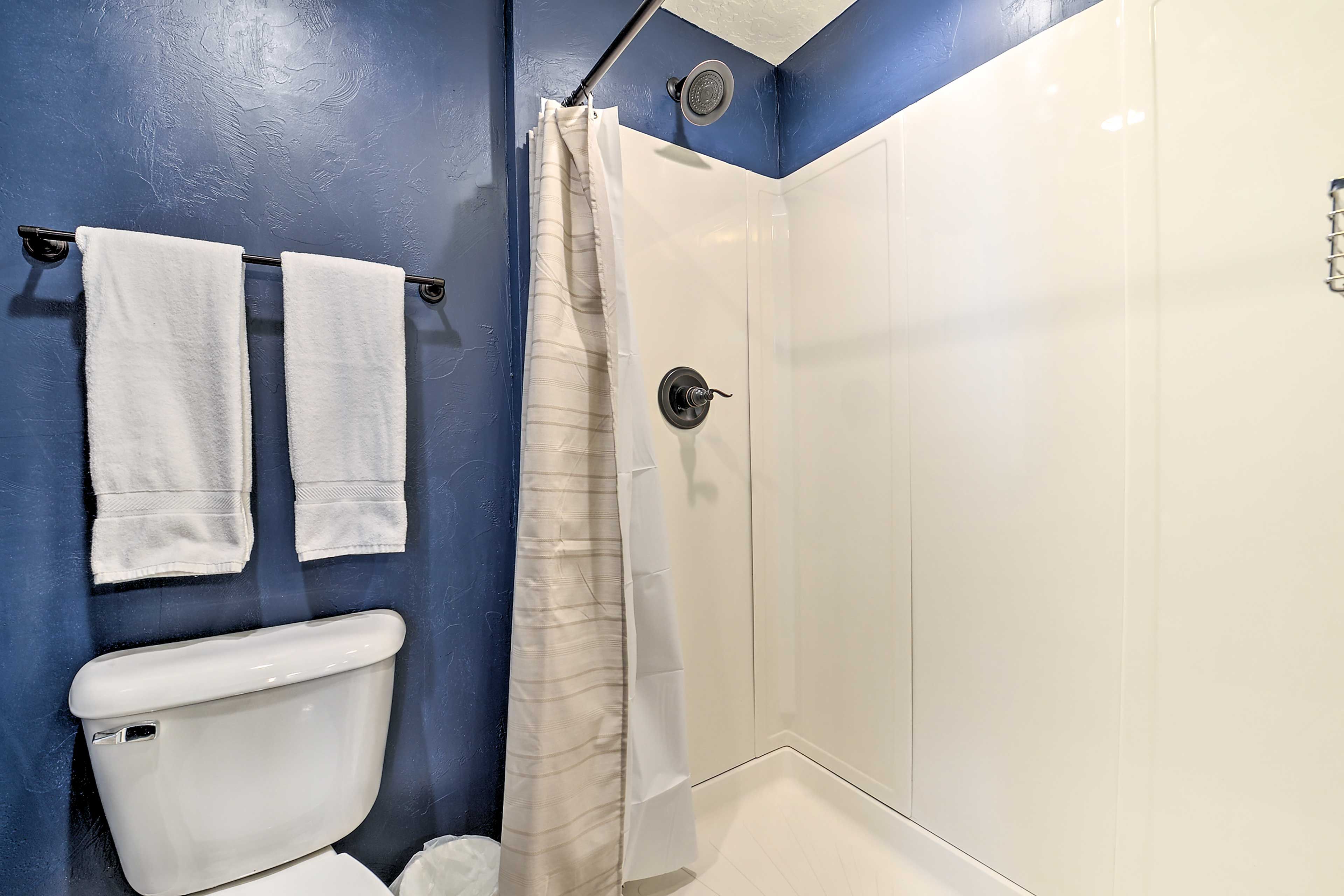 Full Bathroom | Towels Provided | Complimentary Toiletries