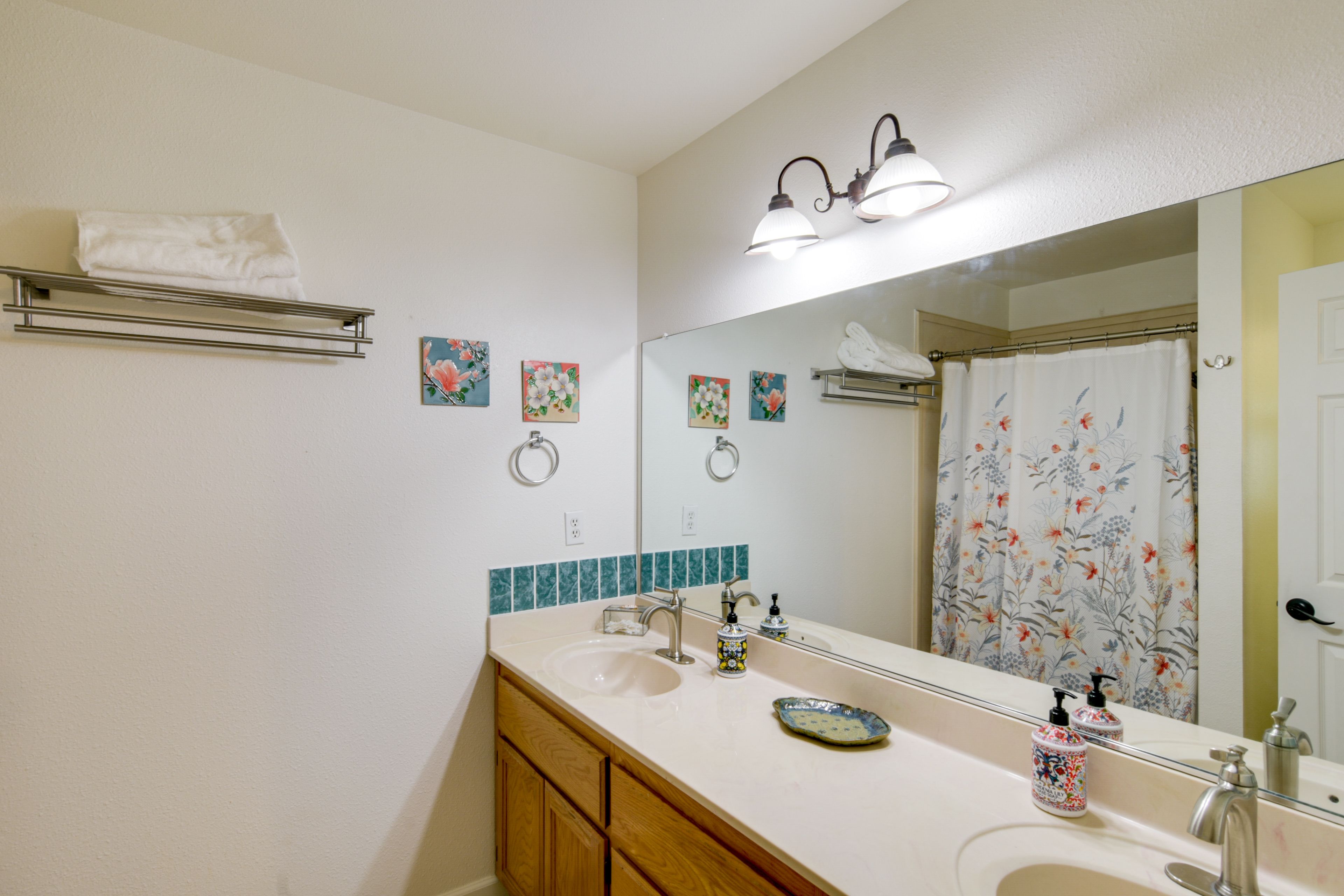 En-Suite Bathroom | Towels Provided | Toilet Assist Handle
