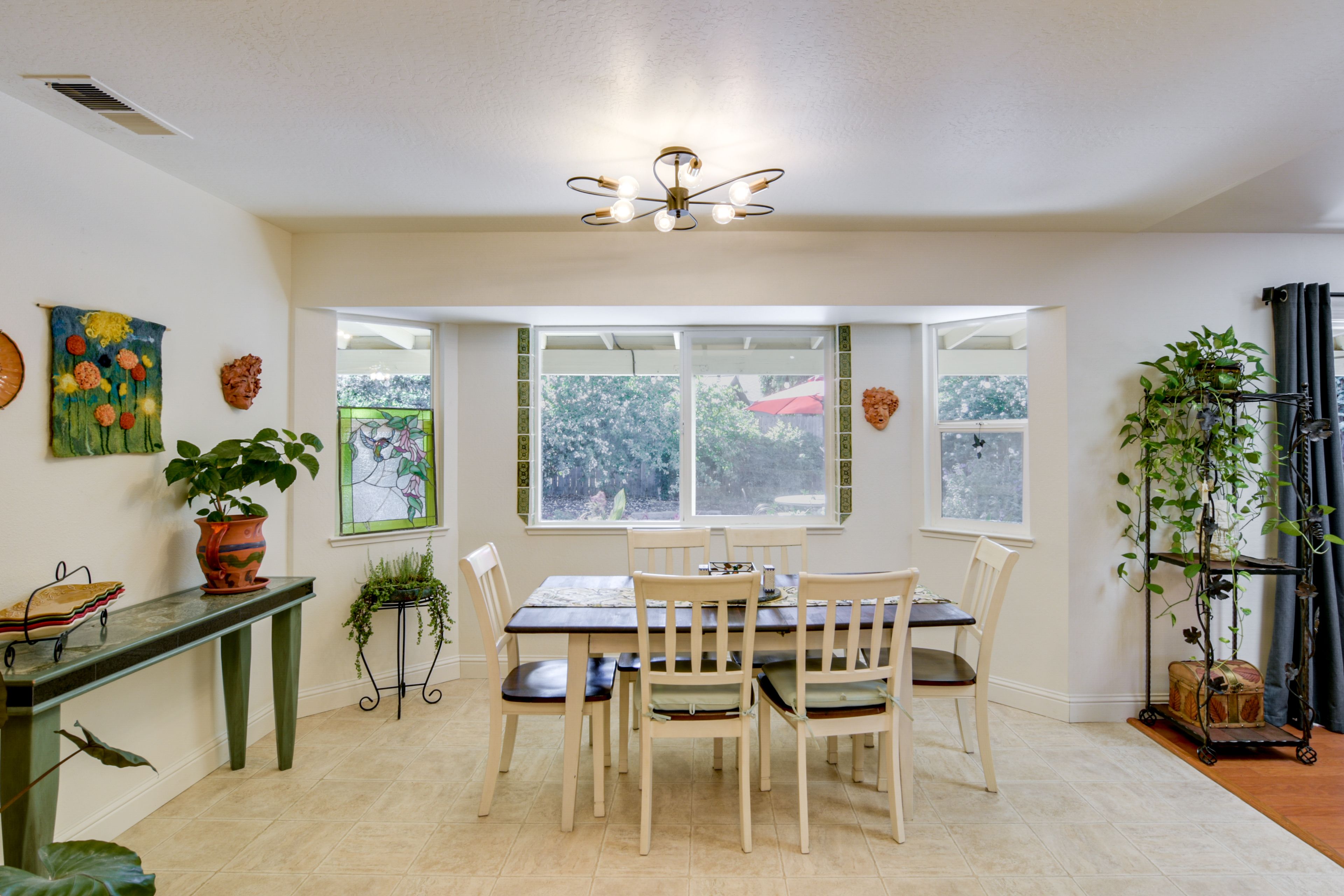 Dining Area | Dishes & Flatware Provided