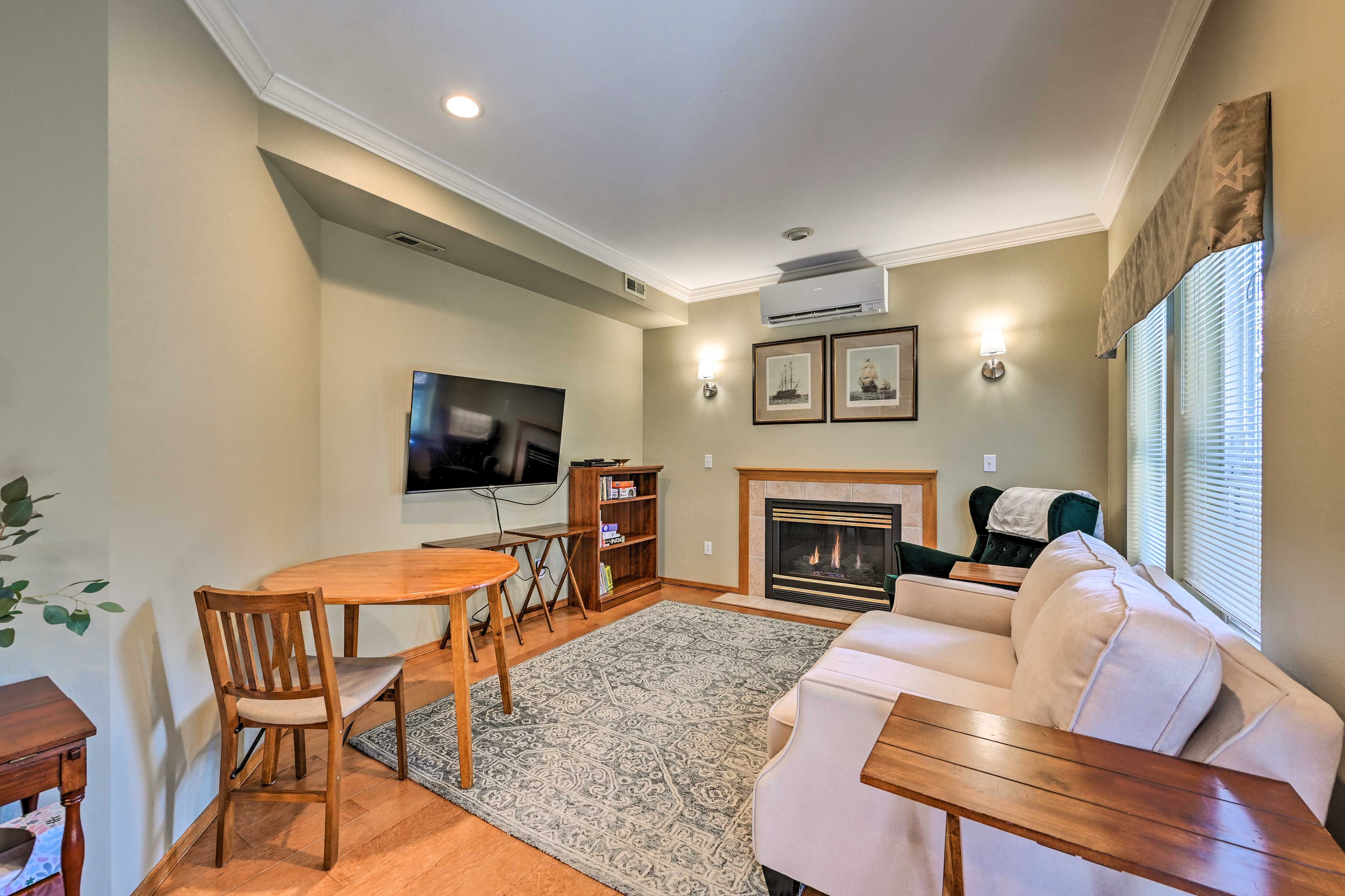 Living Room | Cable TV | Fireplace | Board Games