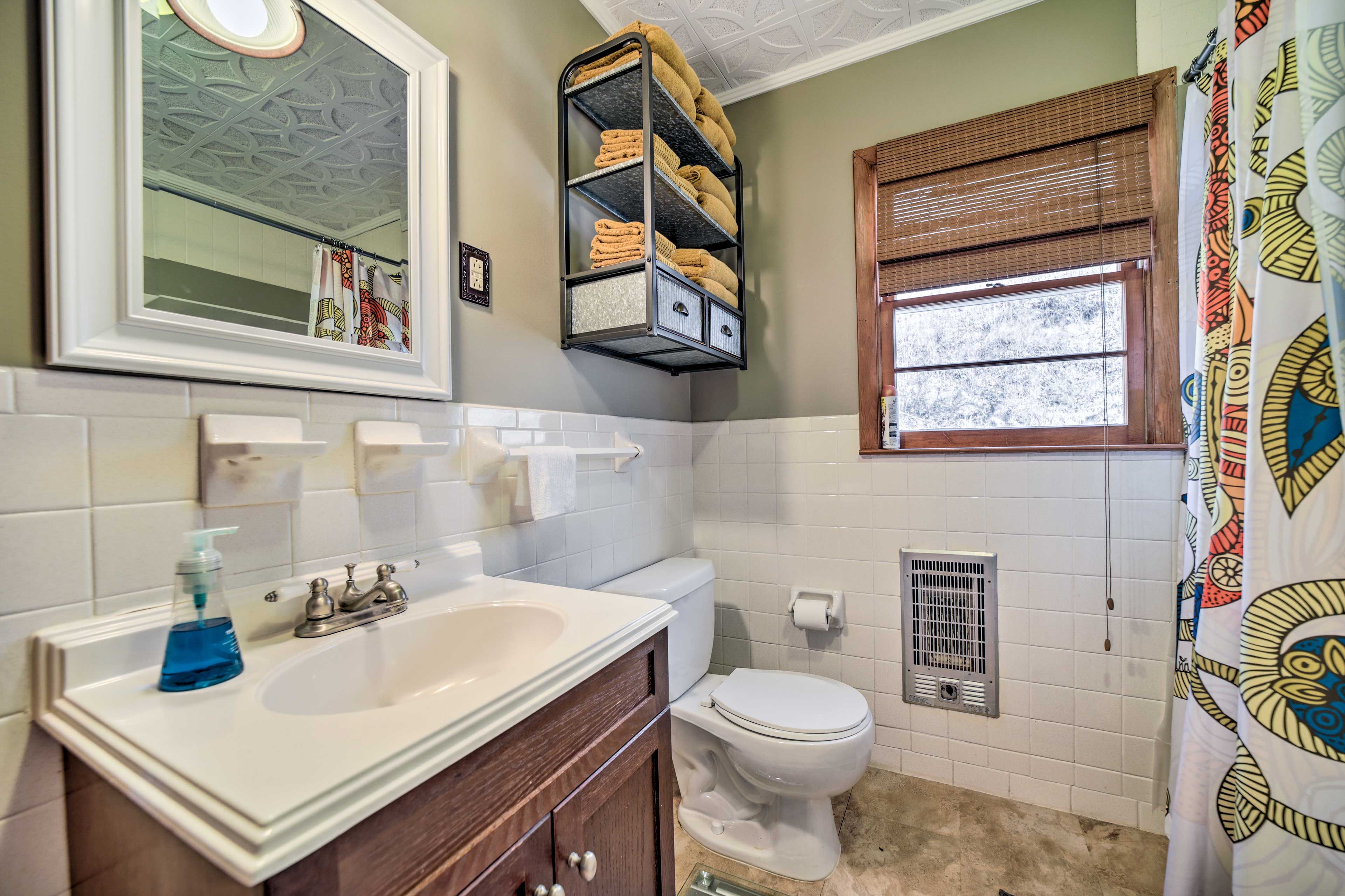 Full Bathroom | Towels Provided | Complimentary Toiletries | Hair Dryer