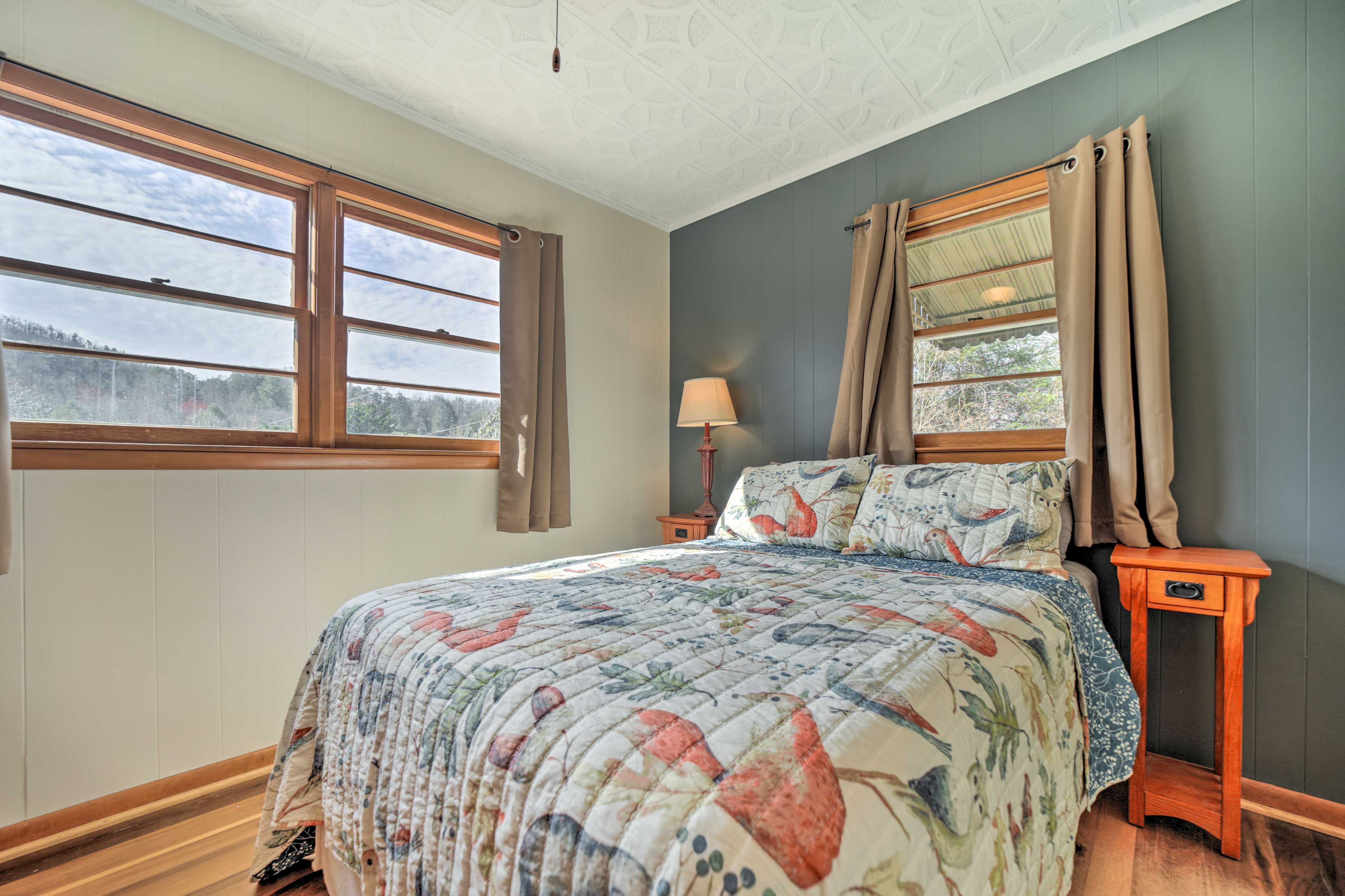 Bedroom 2 | Full Bed | Hangers | Desk