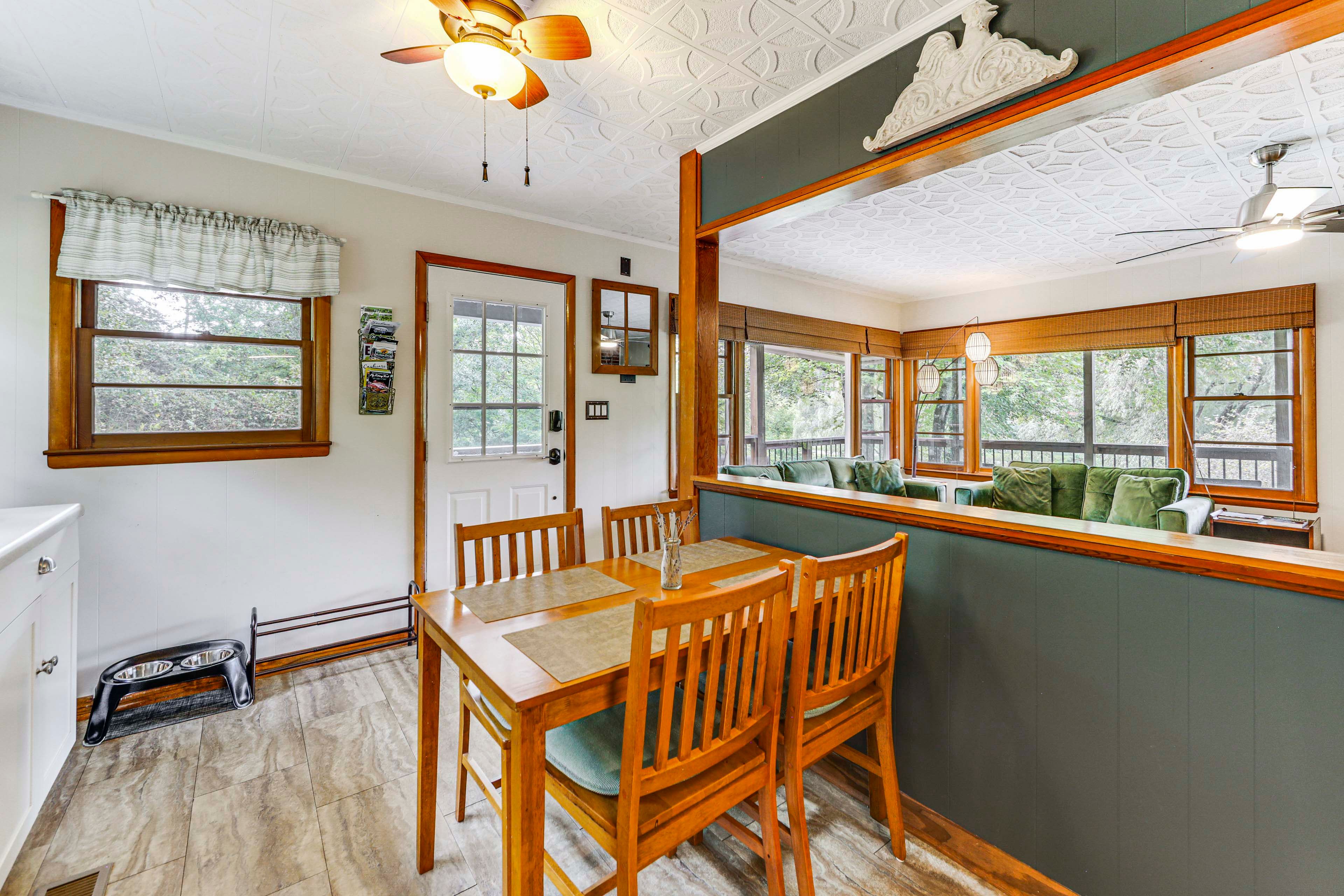 Dining Area | Dishes & Flatware Provided