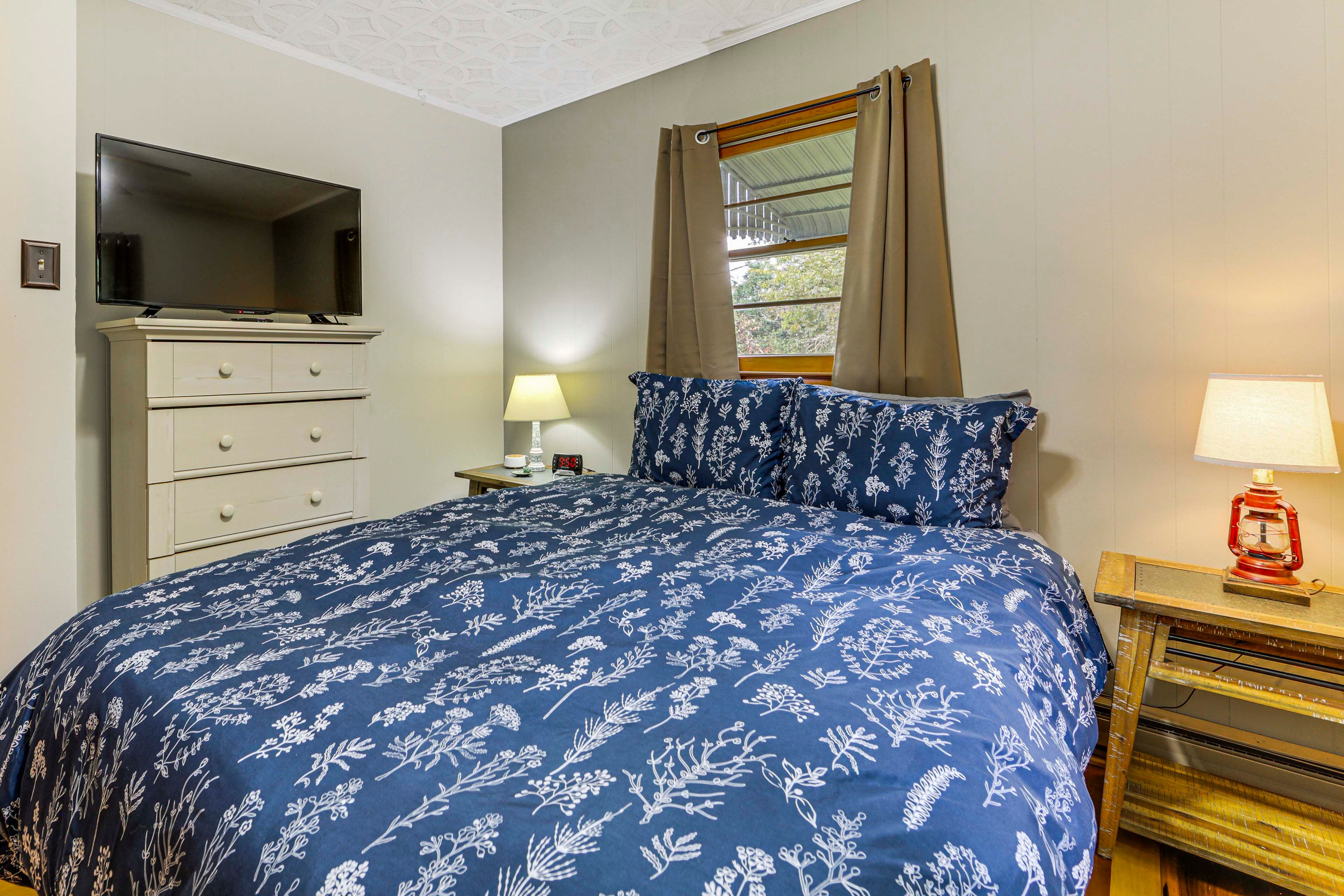 Bedroom 1 | Queen Bed | Linens Provided