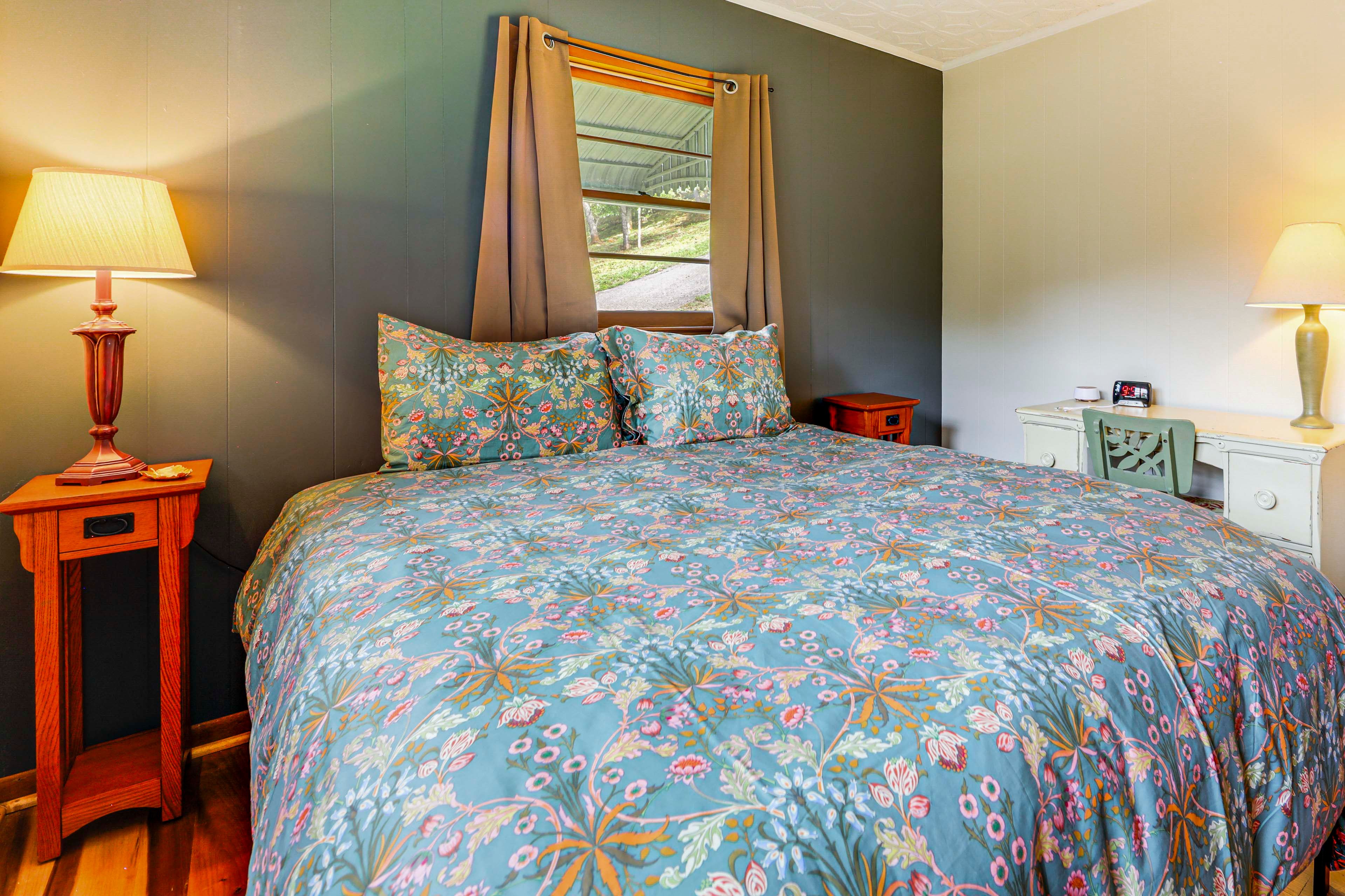 Bedroom 2 | Queen Bed | Hangers | Desk