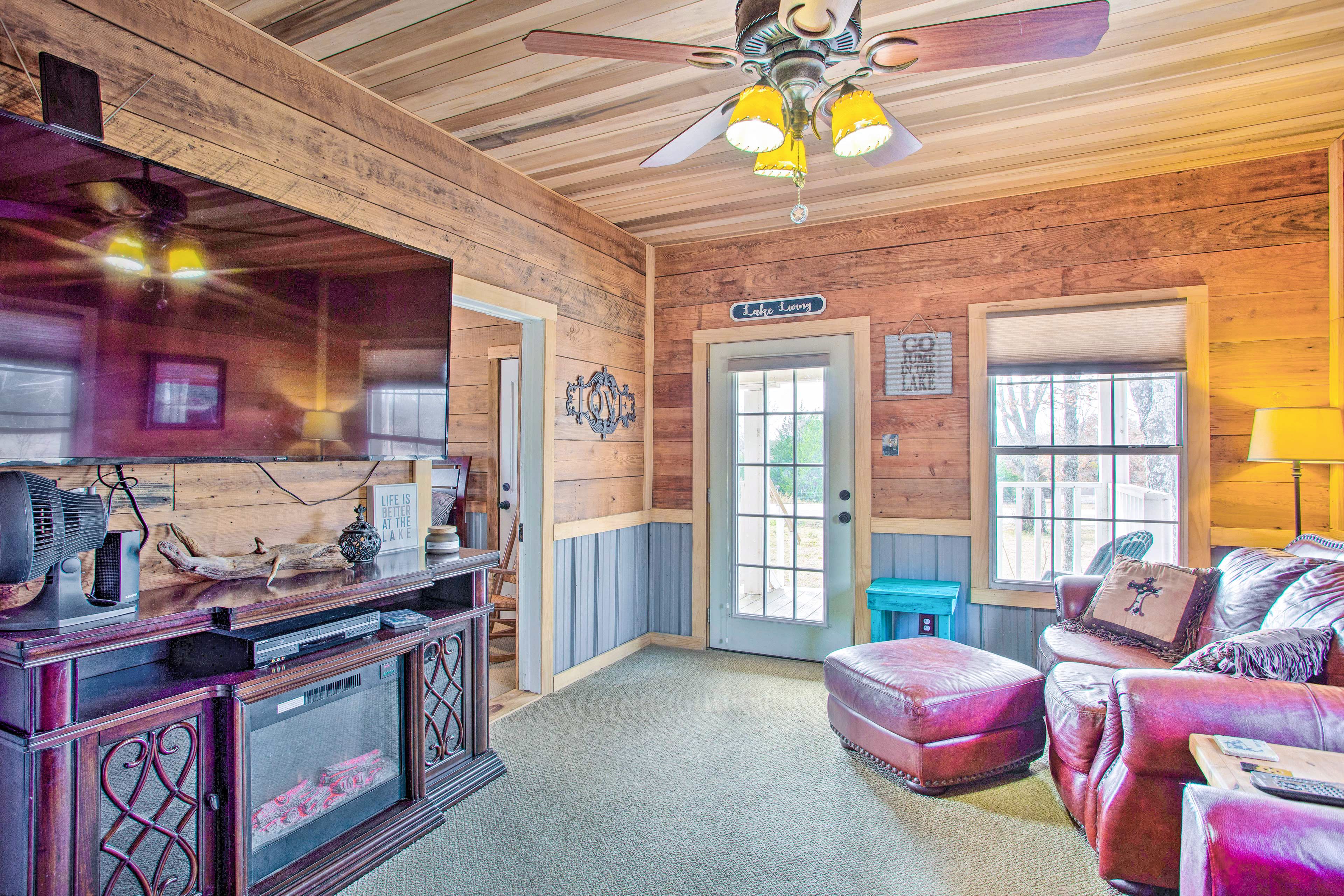 Living Room | Free WiFi | Cable