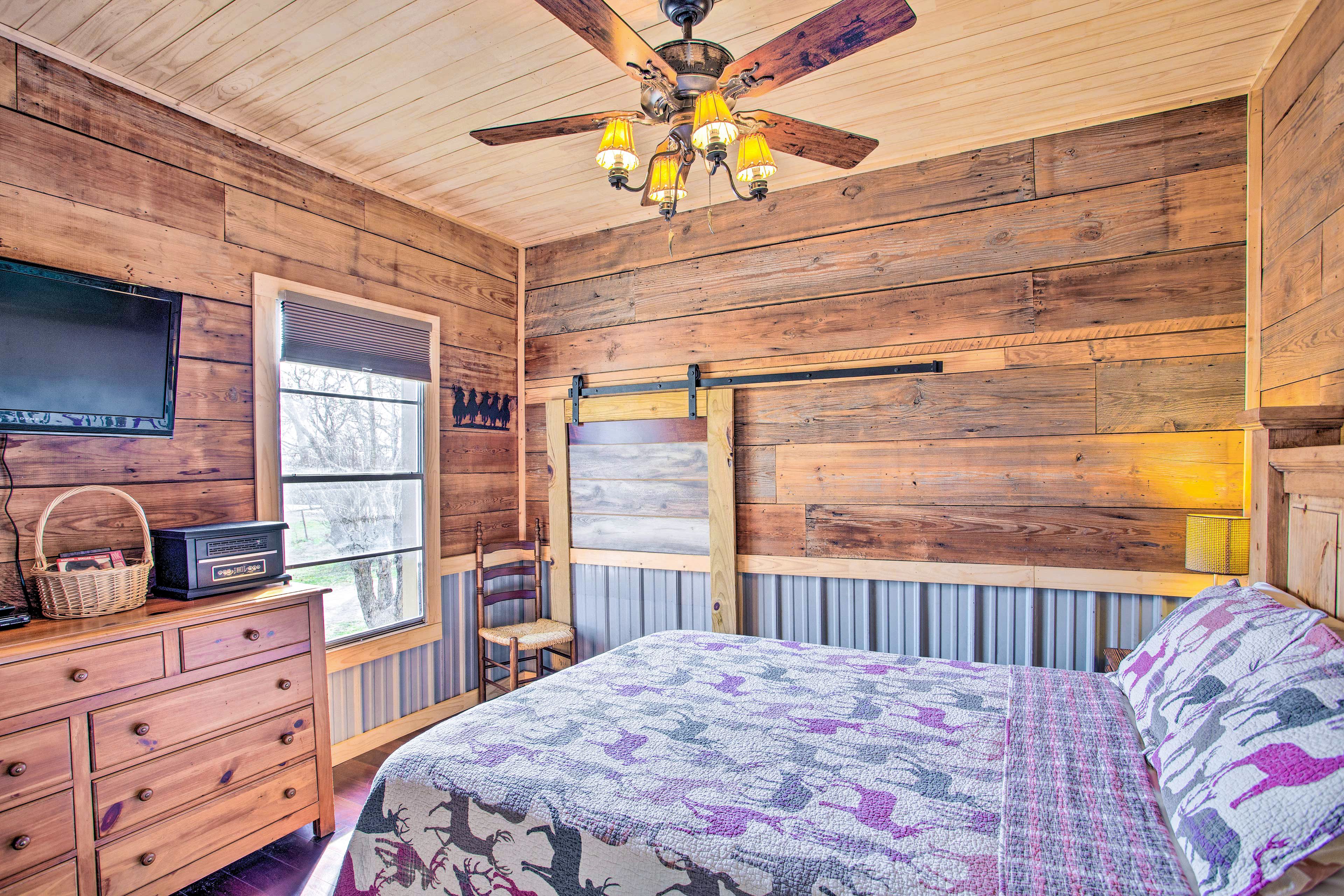 Bedroom 1 | Queen Bed