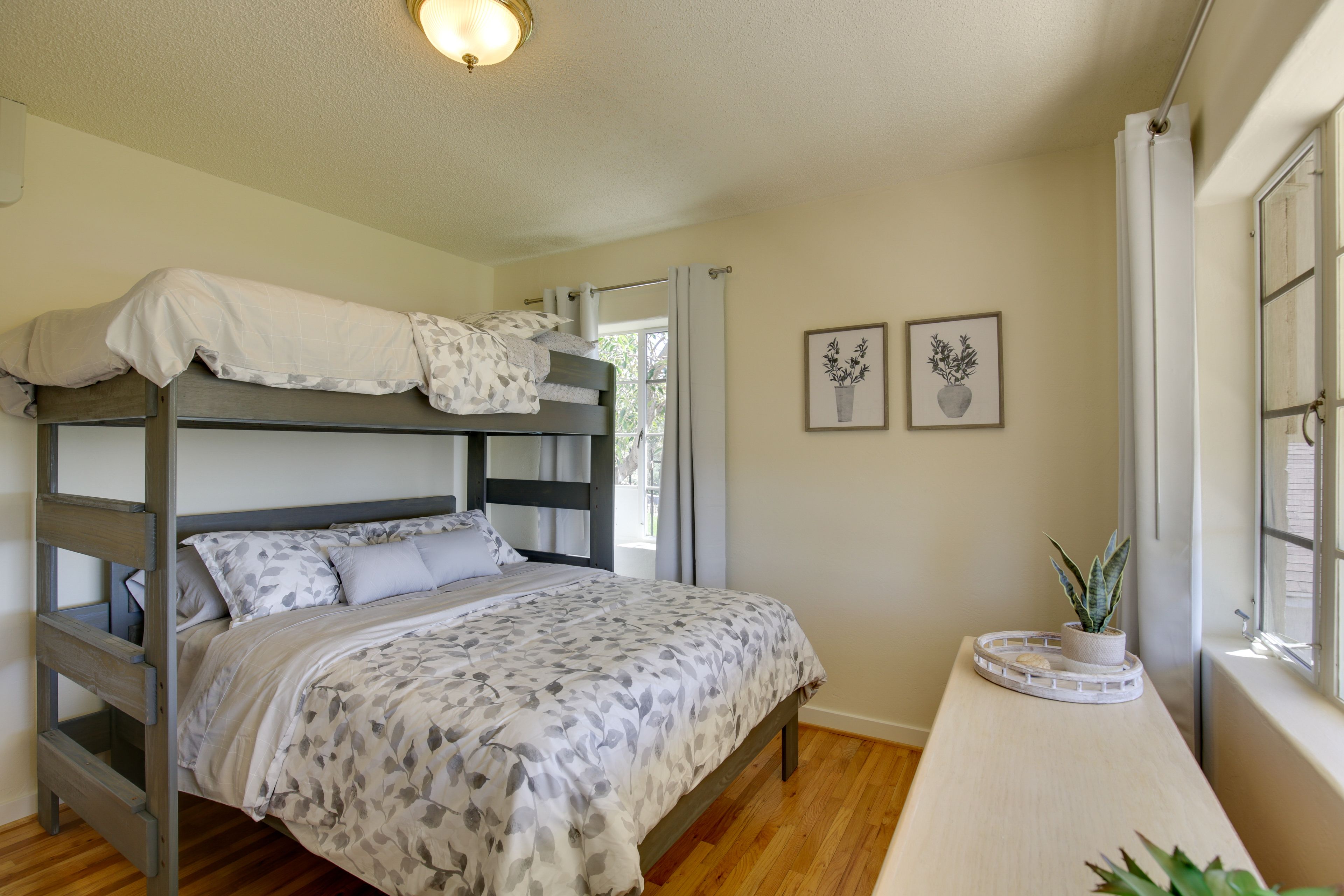Bedroom 2 | Twin/Queen Bunk Bed