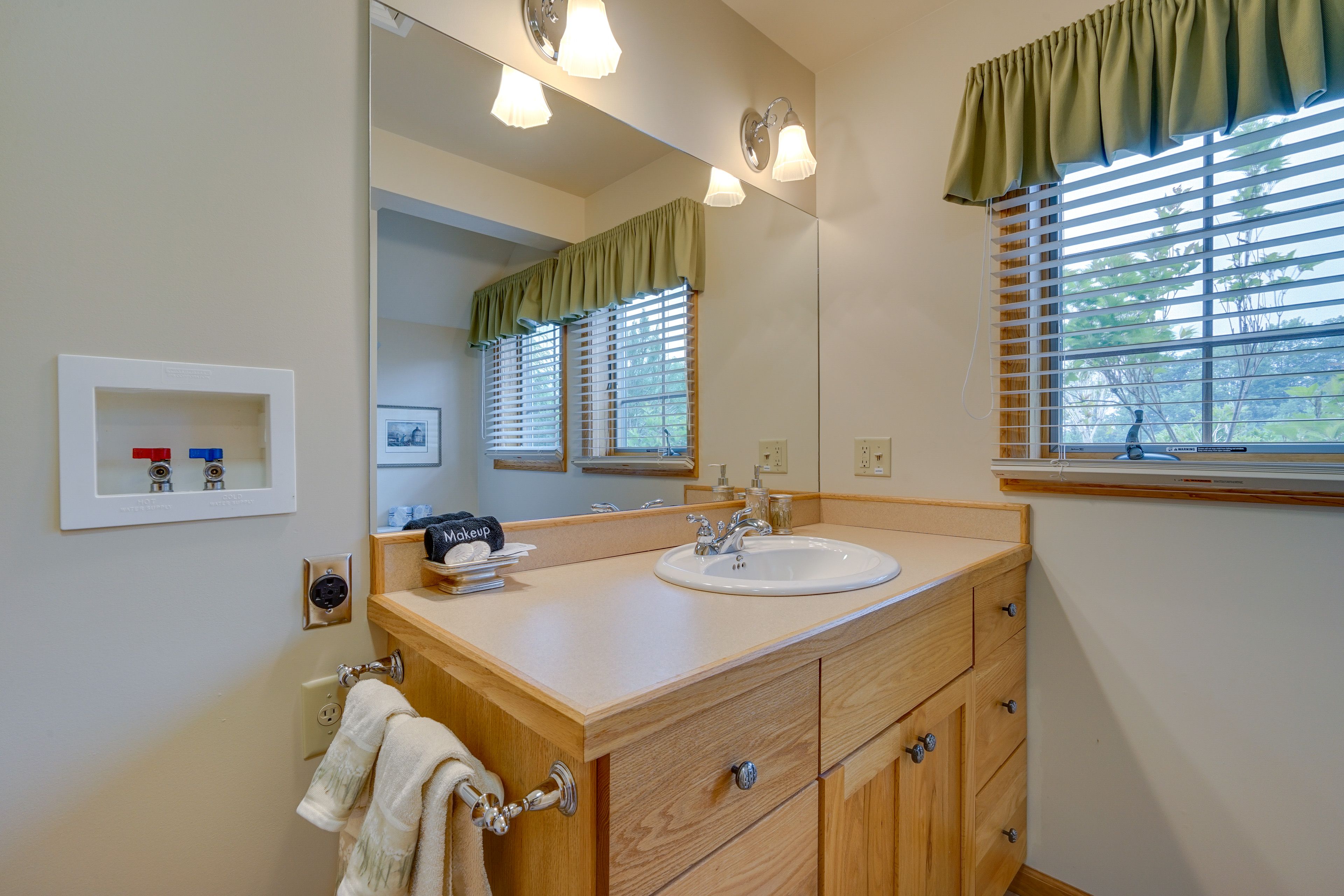 Full Bathroom | Towels Provided