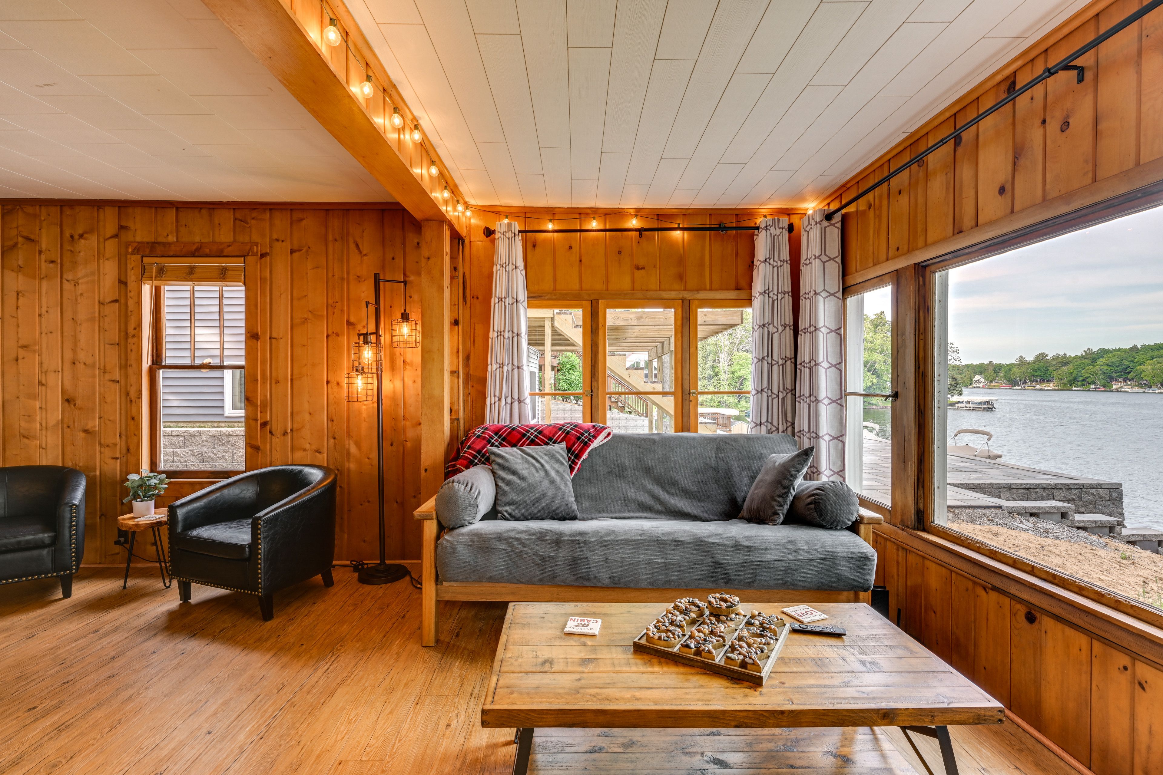 Living Room | Futon | Free WiFi