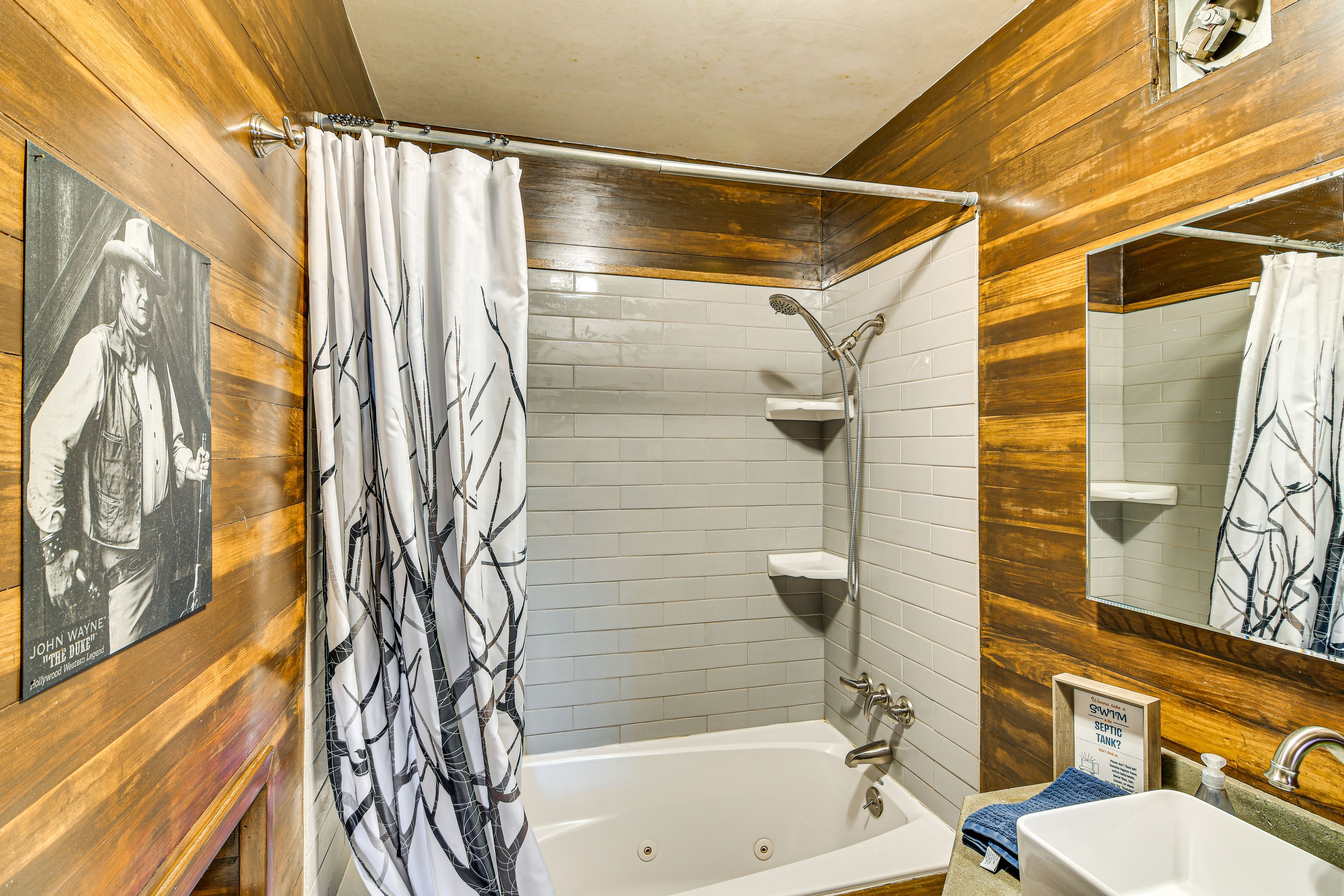 Full Bathroom | Complimentary Toiletries