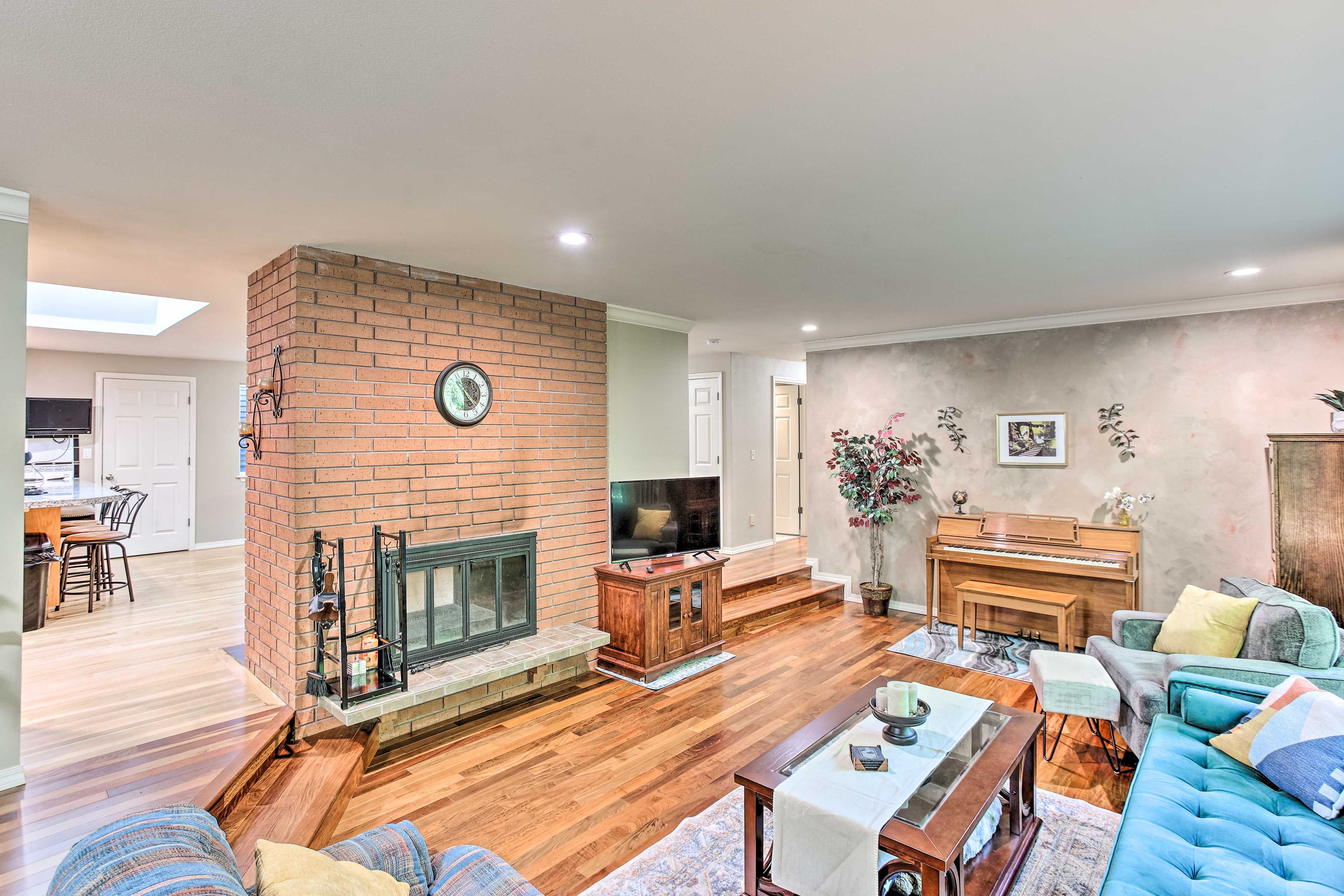 Living Room | Smart TV | Fireplace | Piano | Central Air Conditioning