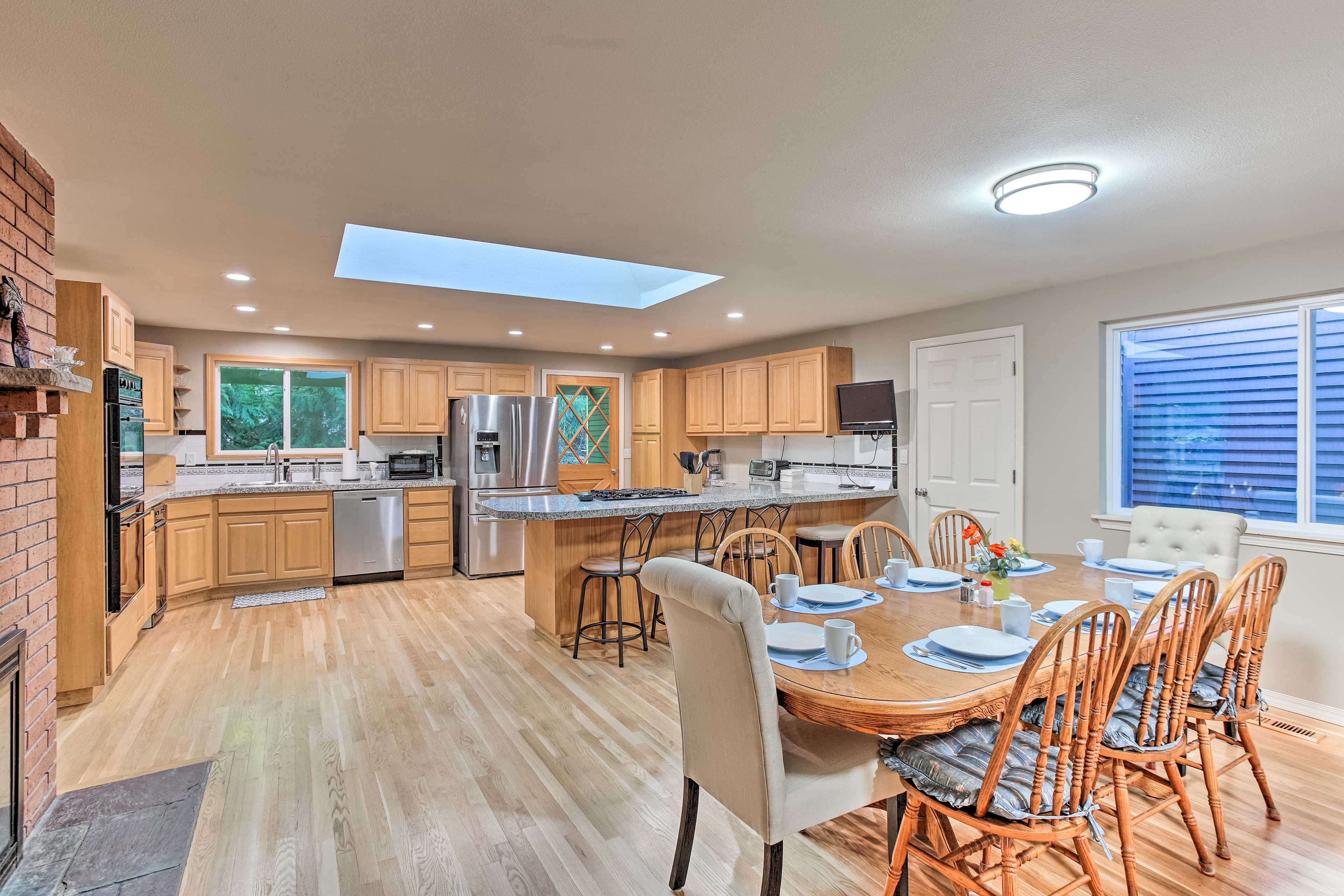 Dining Area | Dining Table | Dishware/Flatware
