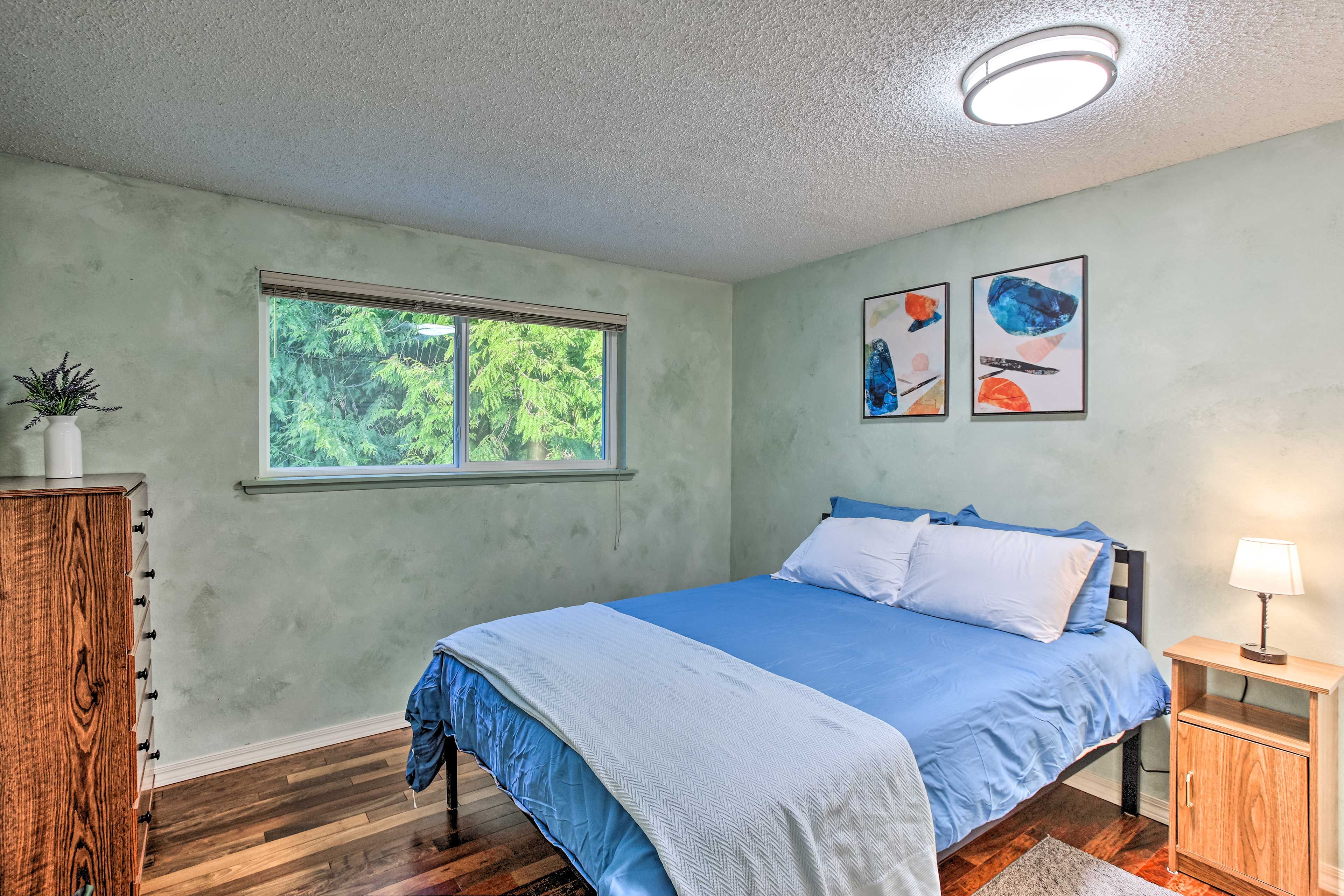 Bedroom 3 | Queen Bed | Dresser | Closet