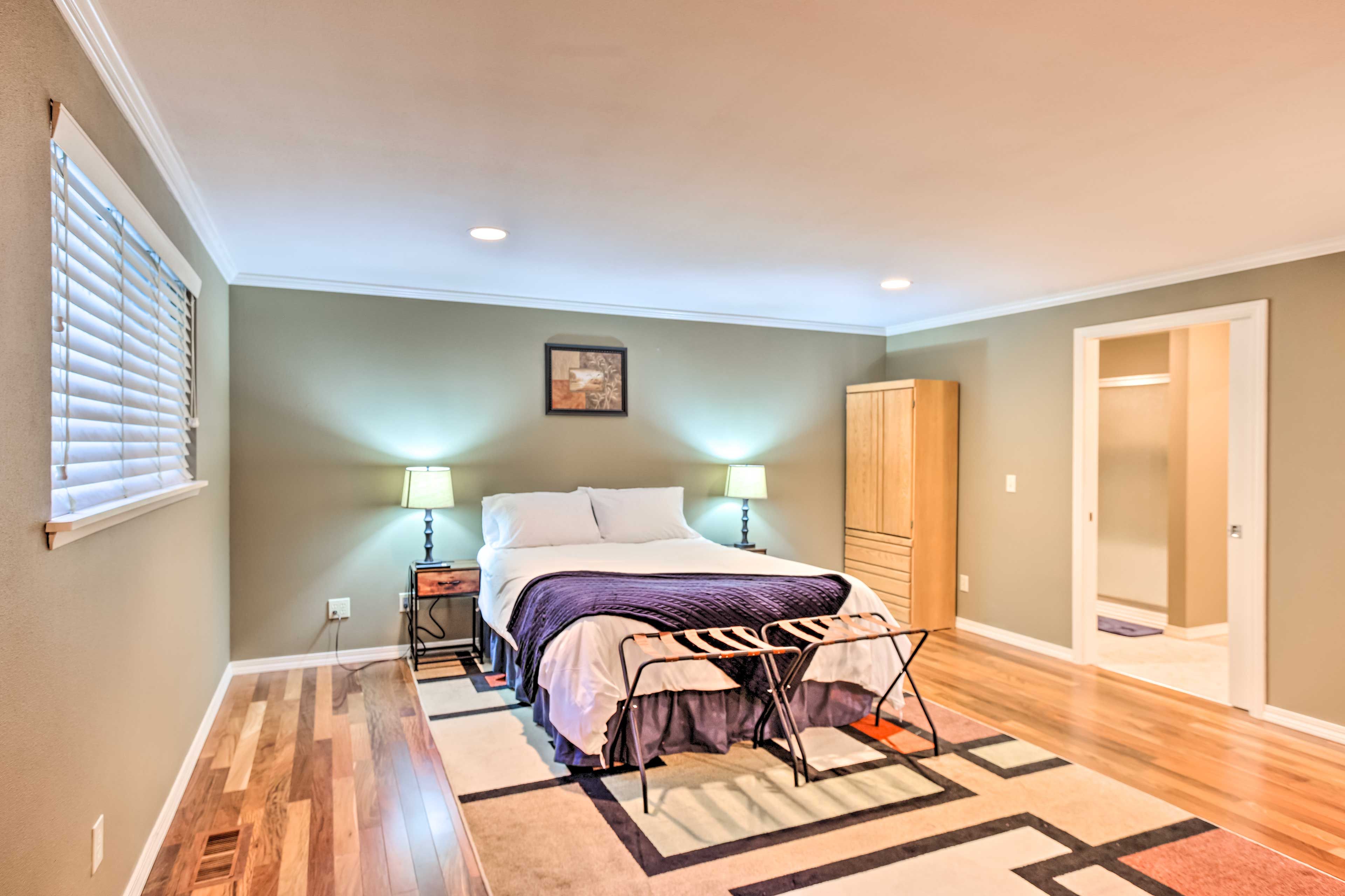 Bedroom 1 | Queen Bed | Smart TV | Laptop-Friendly Workspace | En-Suite Bathroom