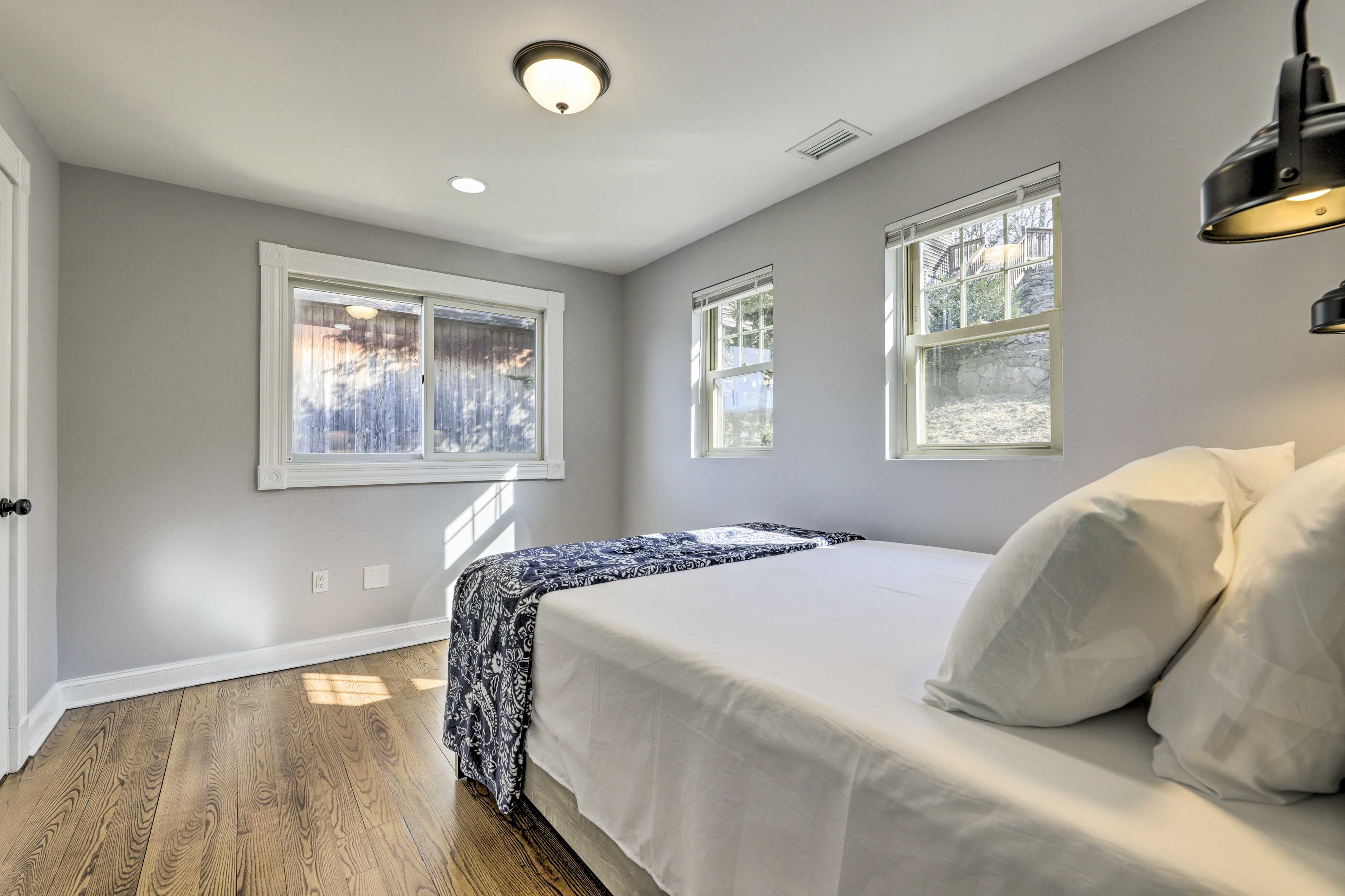 Bedroom 3 | Queen Bed