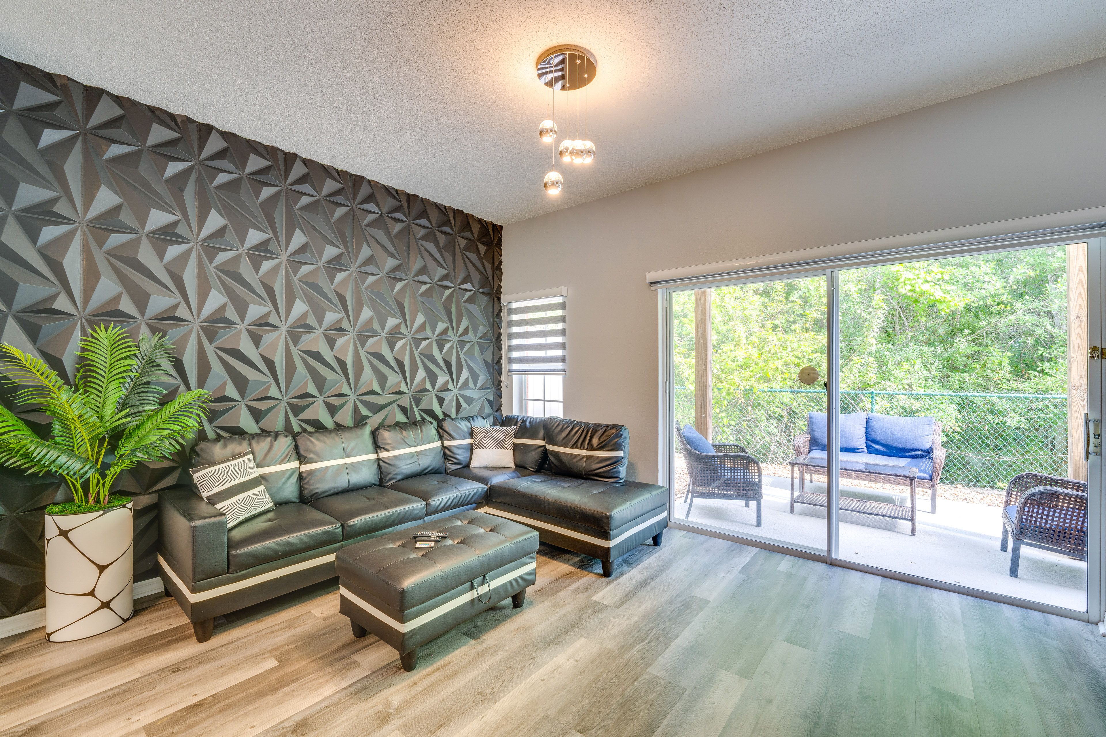 Living Room | Smart TV | Fireplace | Central A/C | Ceiling Fans