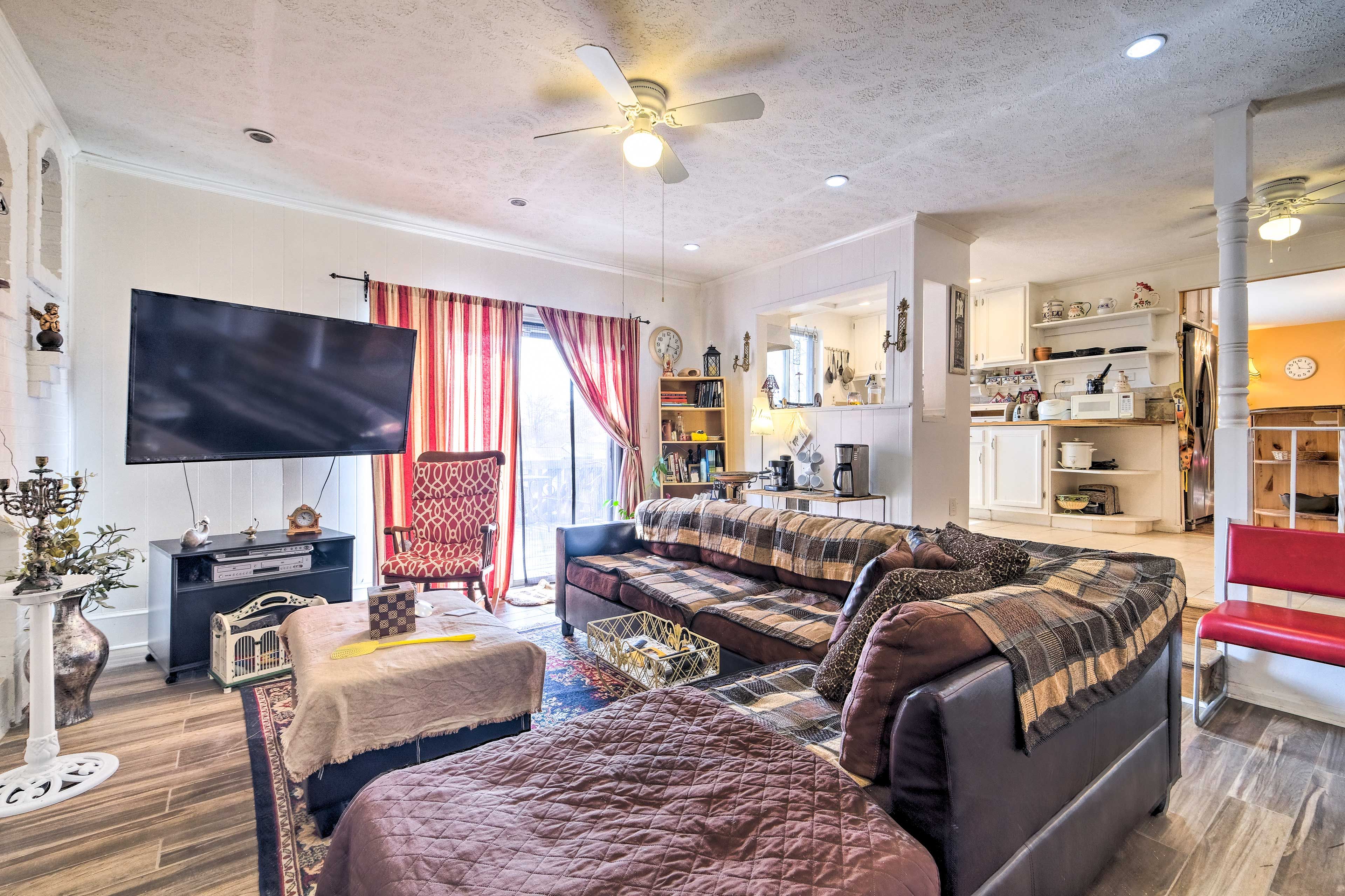 Family Room | 1st Floor | Smart TV