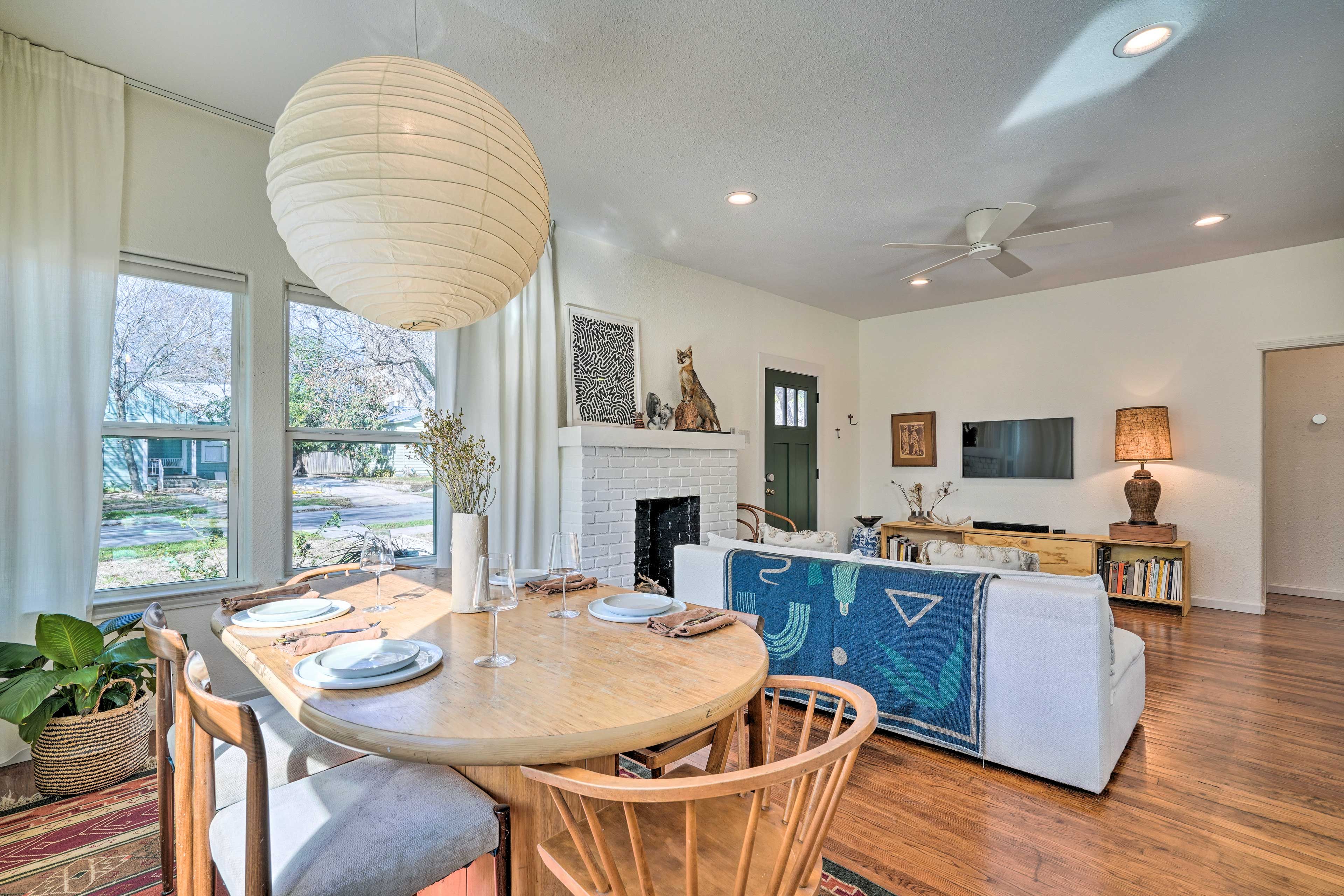 Dining Area | Dishware/Flatware Provided