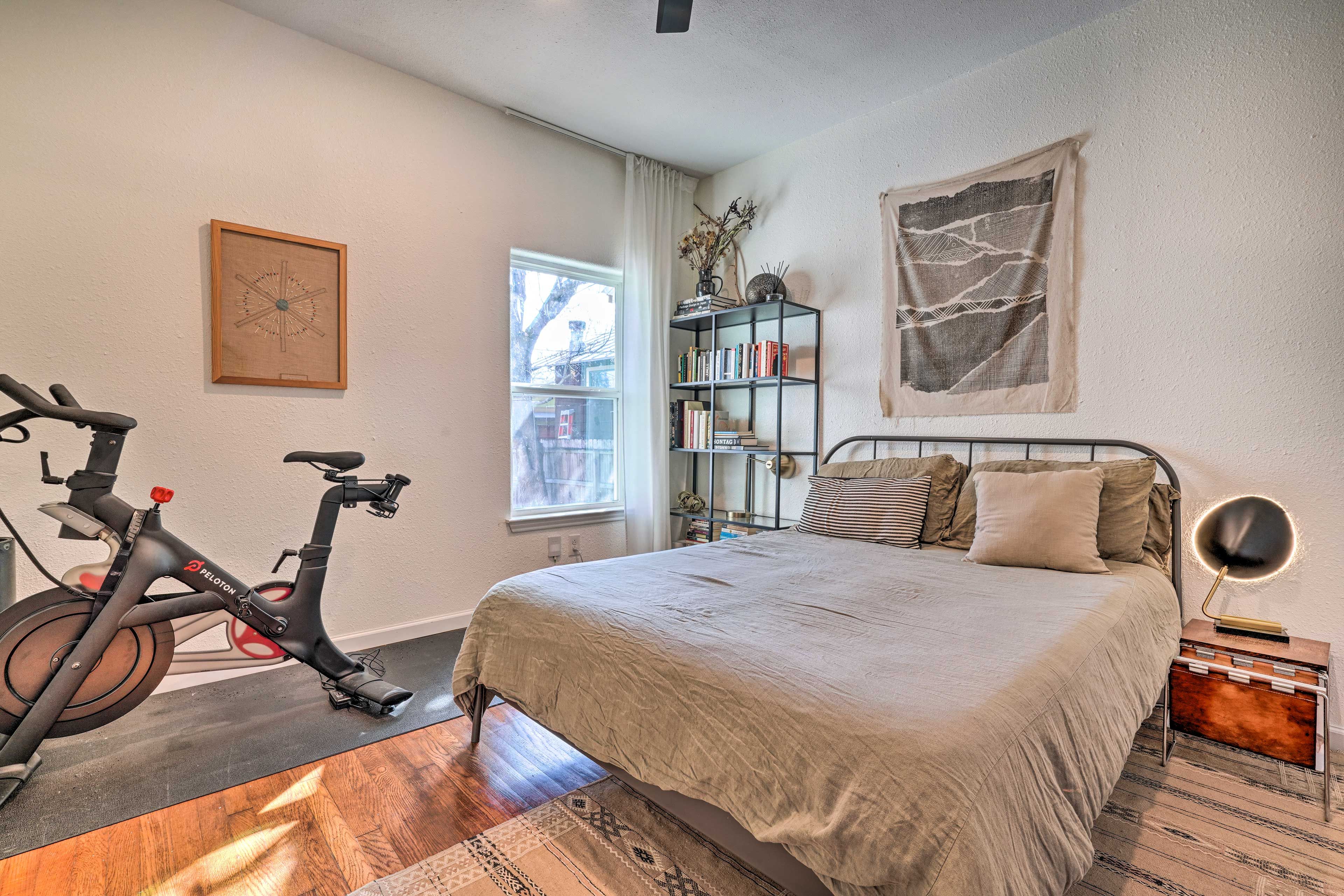 Bedroom 1 | Queen Bed