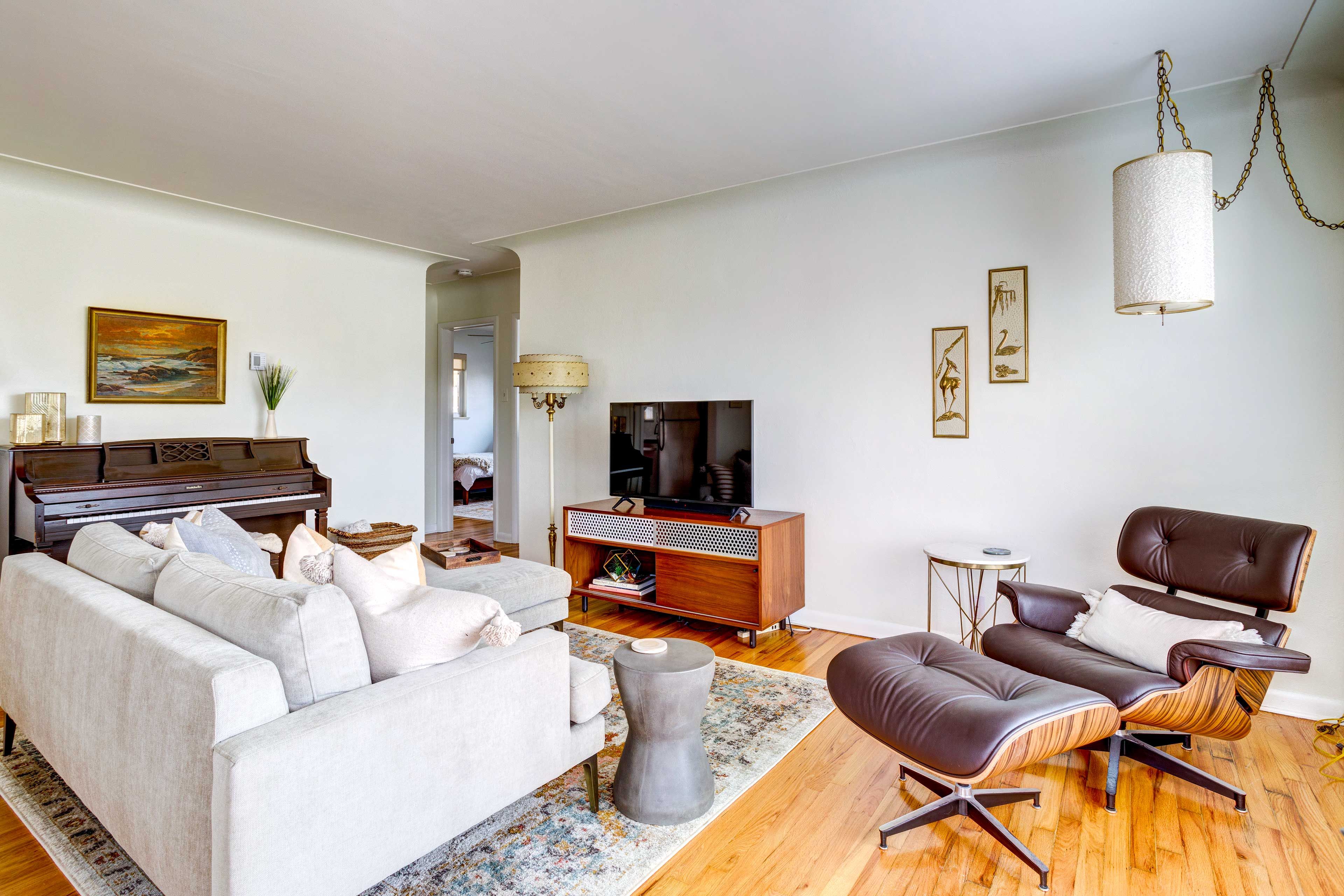 Living Room | Piano | Roof Top Evaporative Cooler | Central Heating