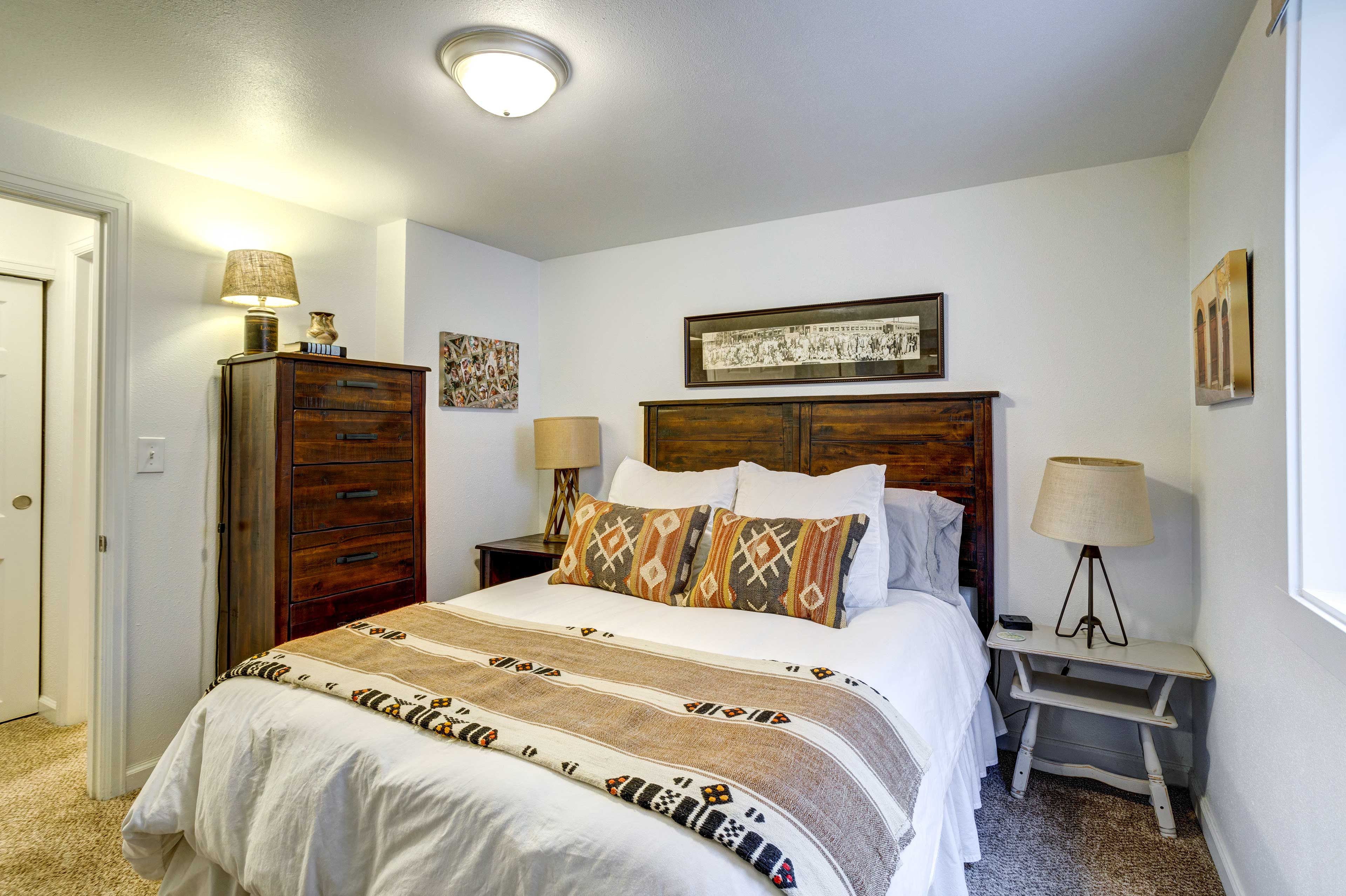 Bedroom 3 | Queen Bed