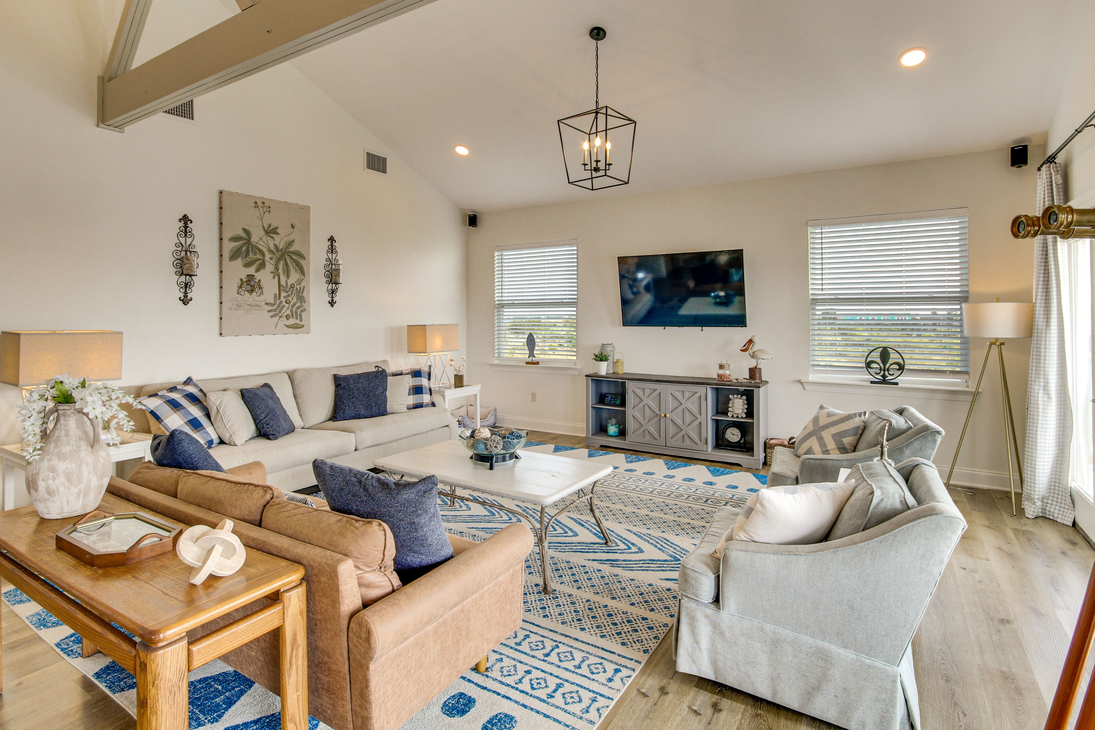 Living Room | Smart TV | Central Heating & A/C | Single-Story Interior