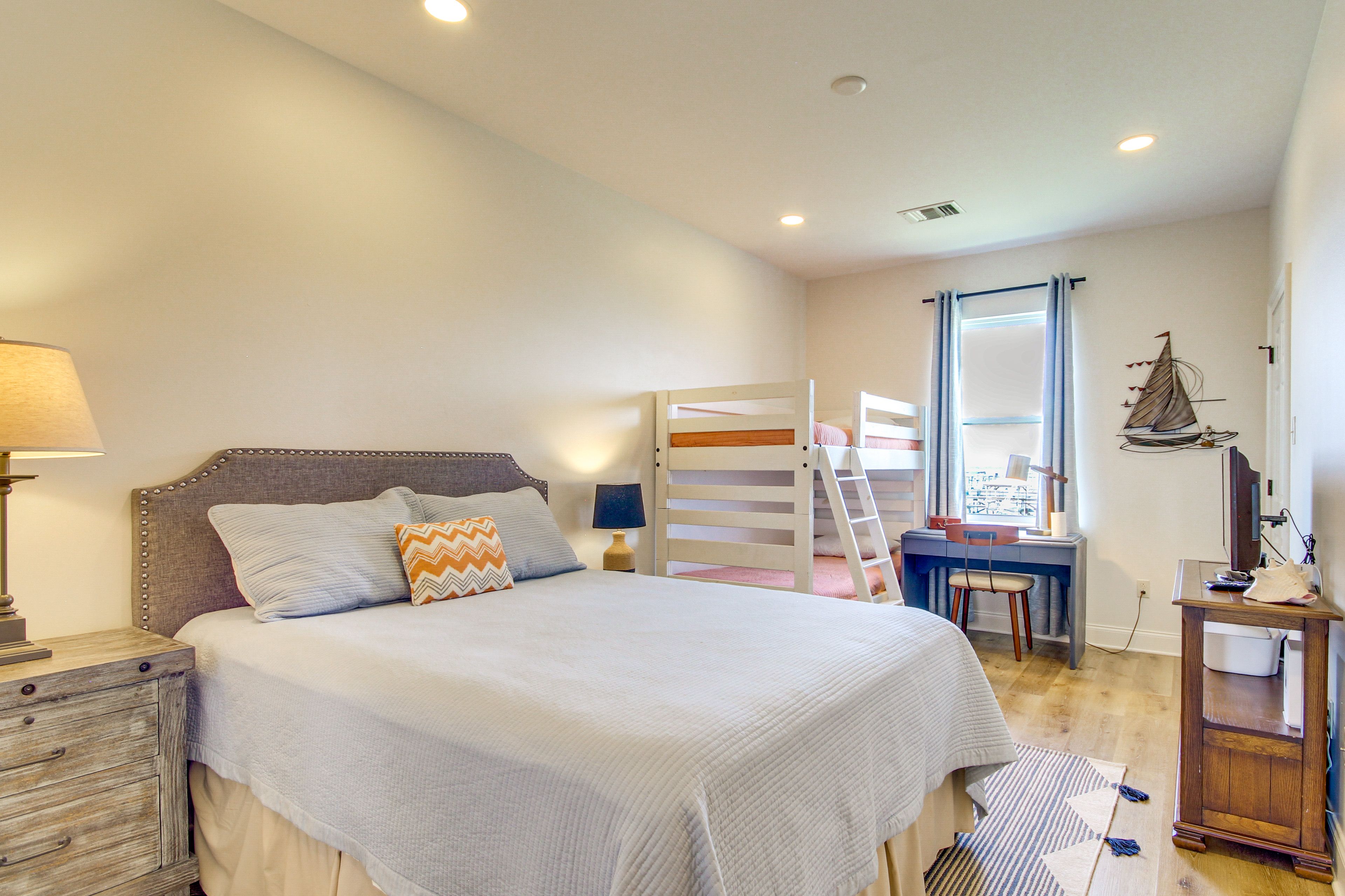 Bedroom 3 | Queen Bed | Twin Bunk Bed