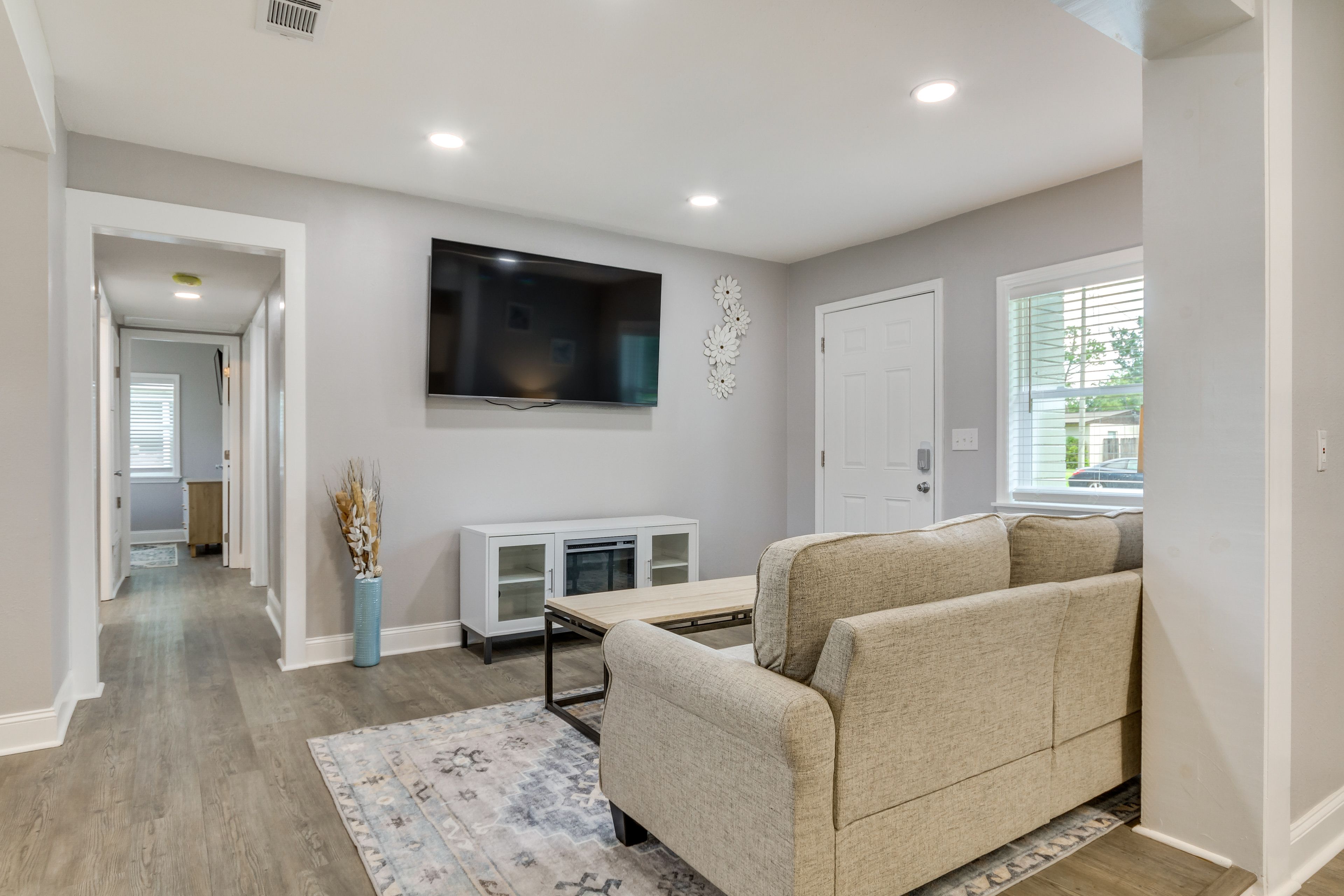 Living Room | Free WiFi | Smart TV | Electric Fireplace