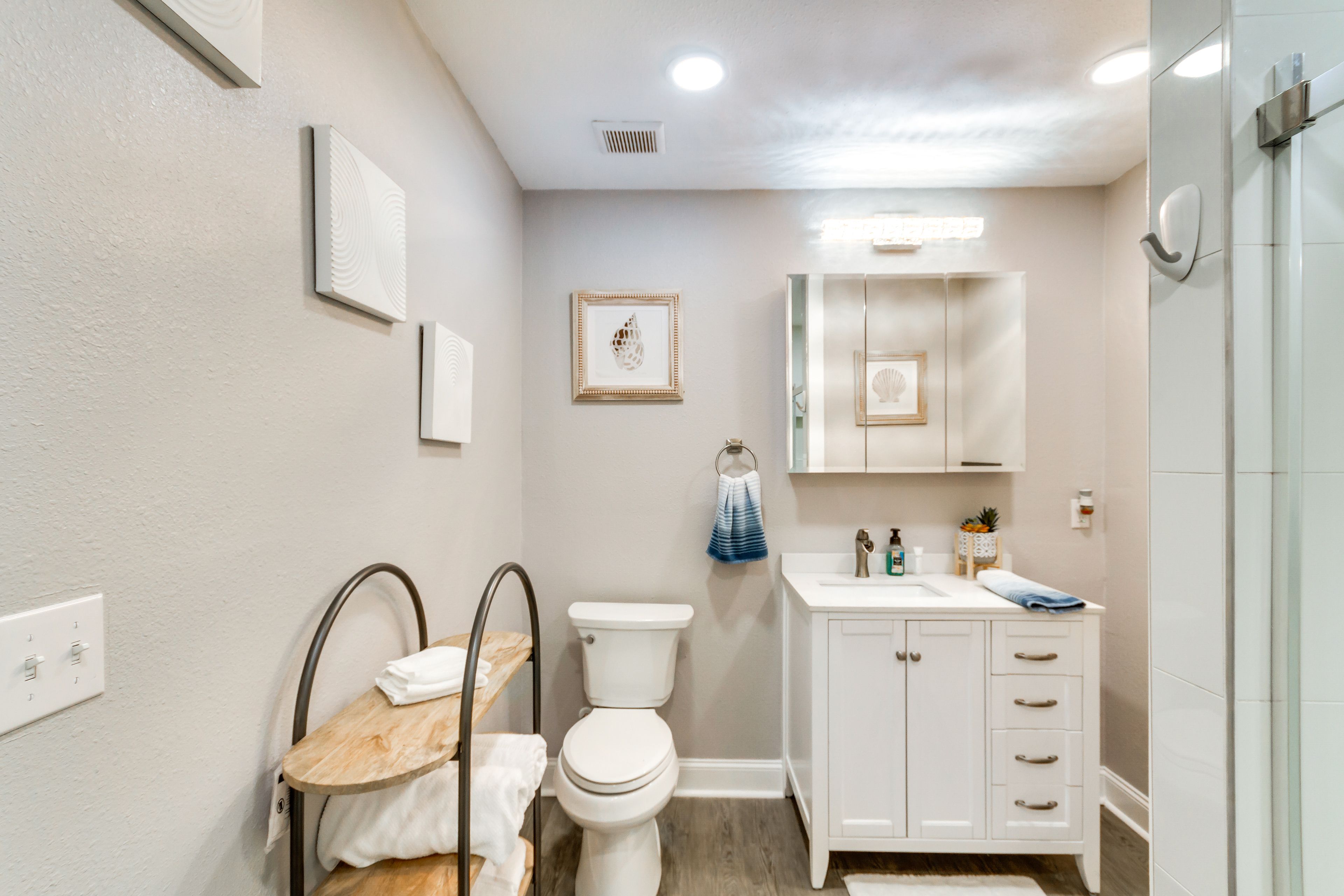 Full Bathroom | Towels Provided | Complimentary Toiletries