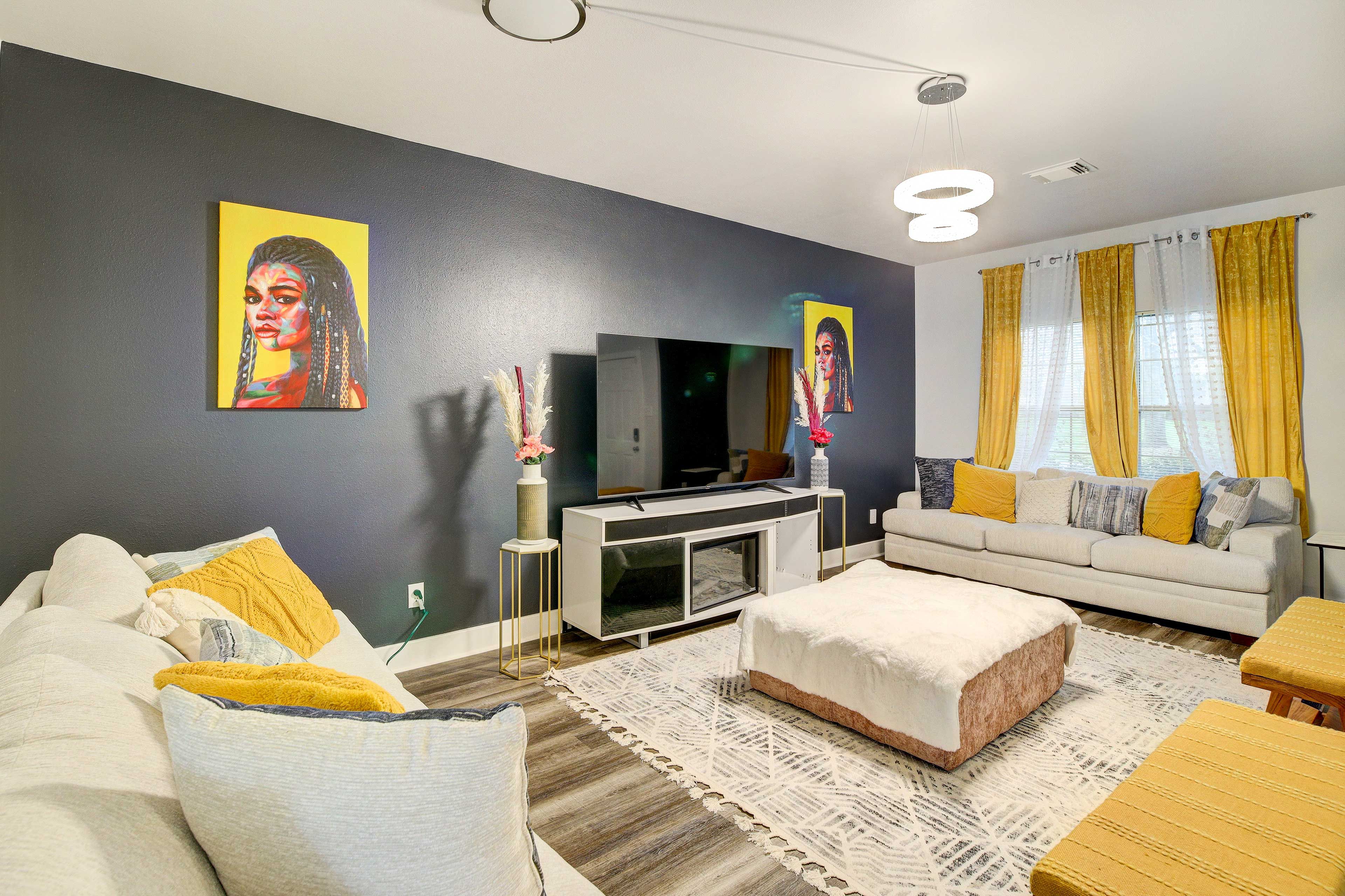 Living Room | Smart TV | WiFi | Electric Fireplace | Central A/C