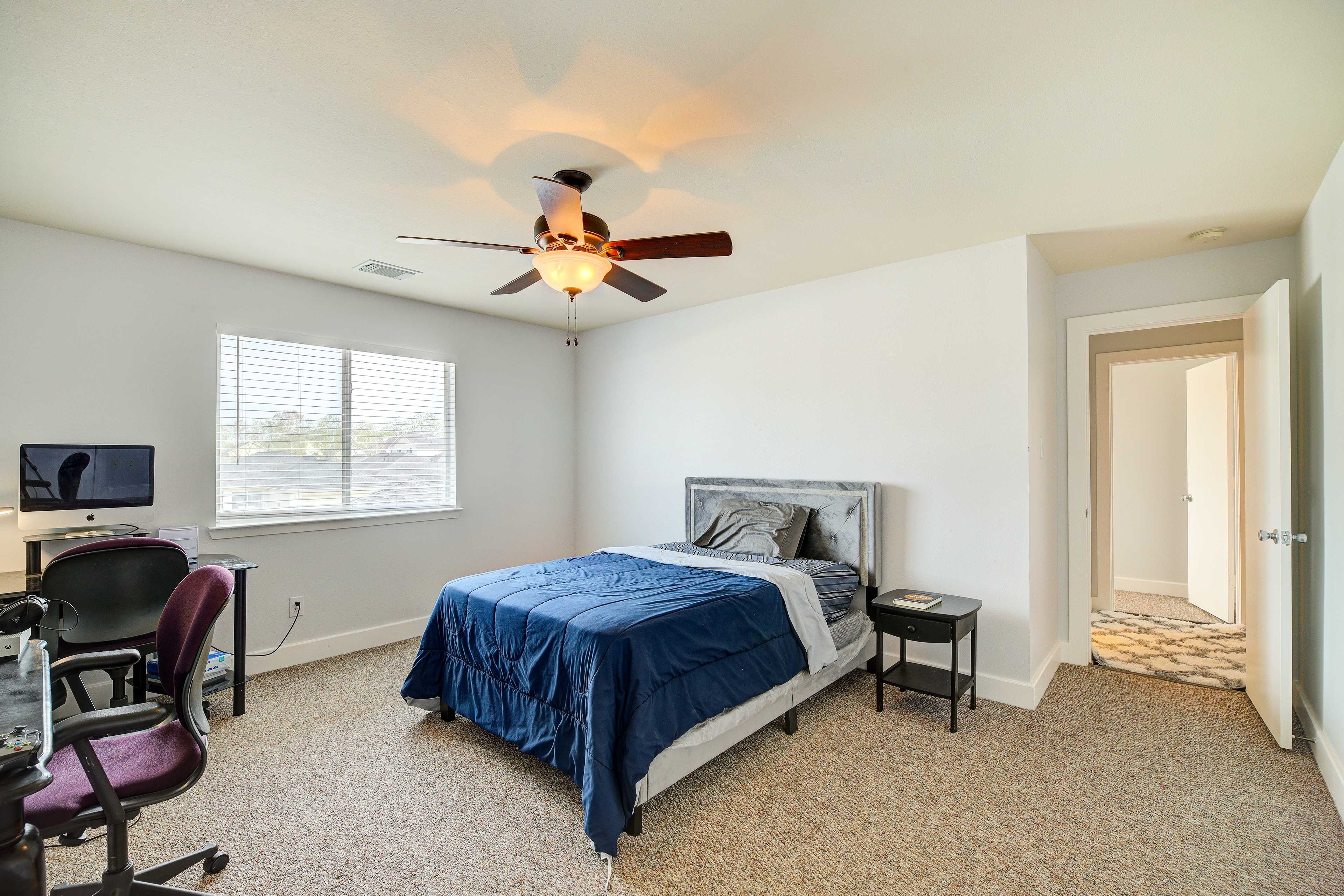 Bedroom 1 | Queen Bed | Smart TV | Workspace