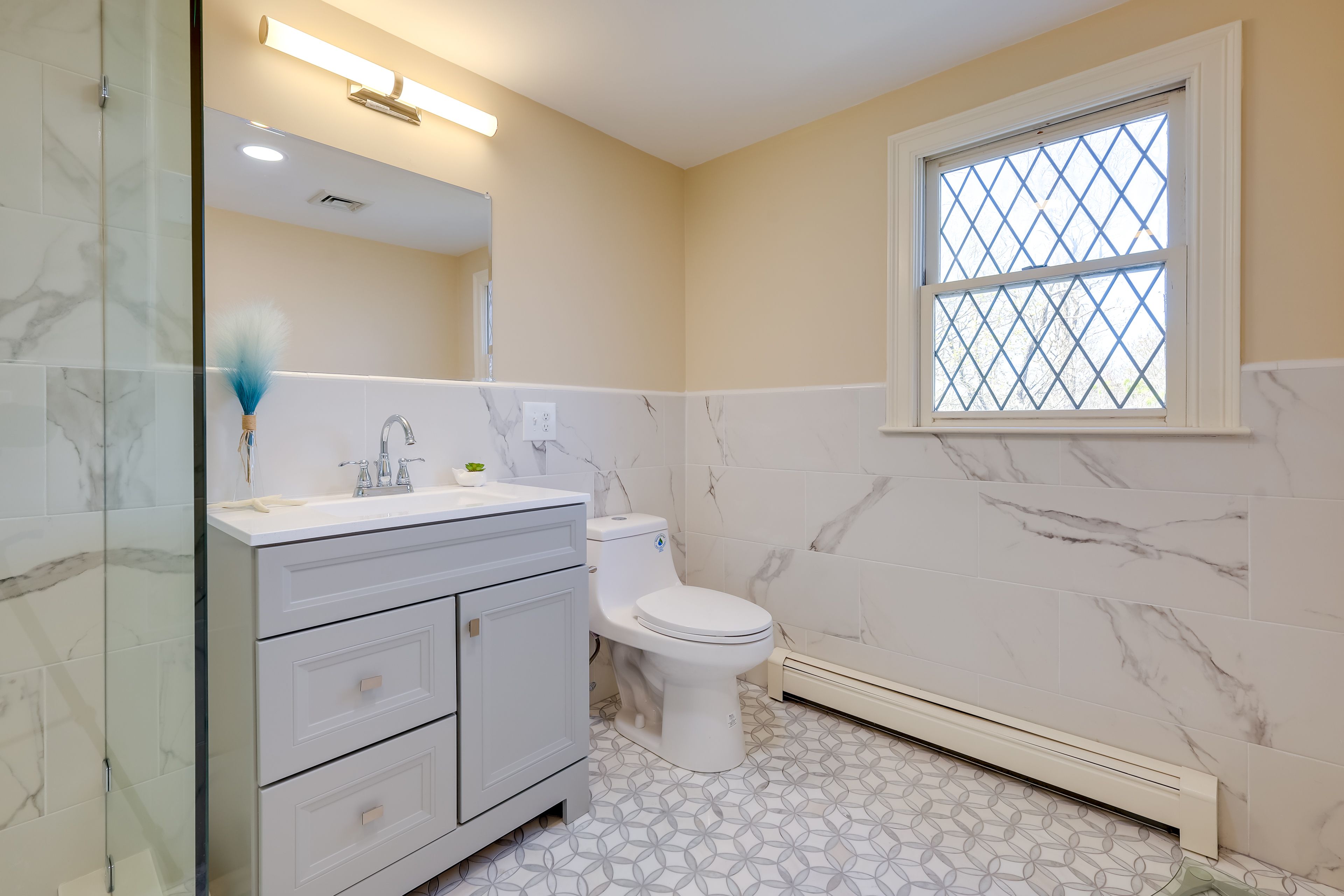 Full Bathroom | Towels Provided