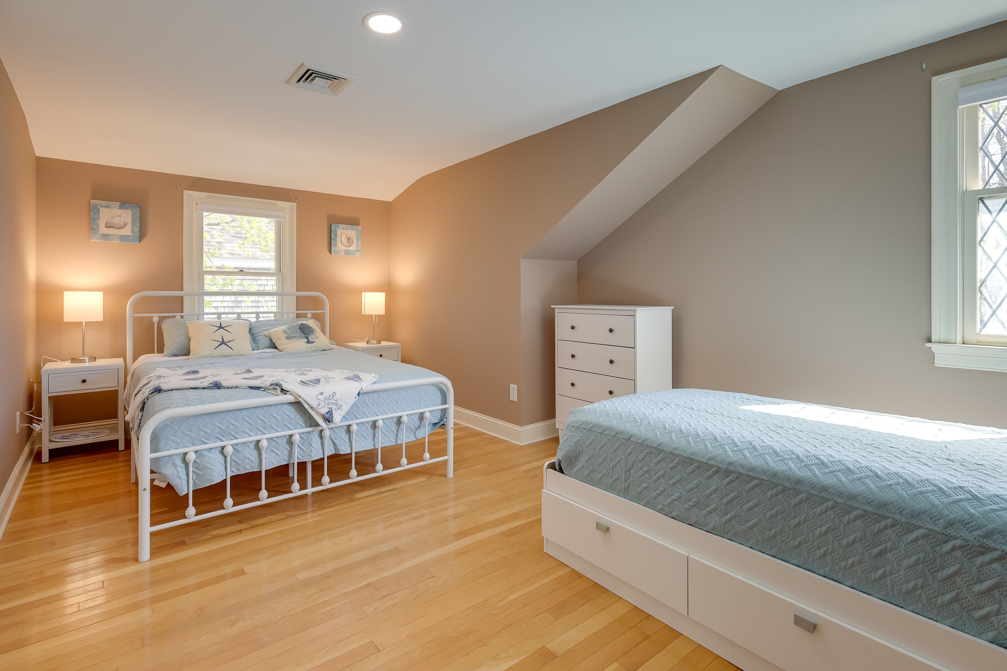 Bedroom 2 | Queen Bed | Twin Bed | 2nd Floor