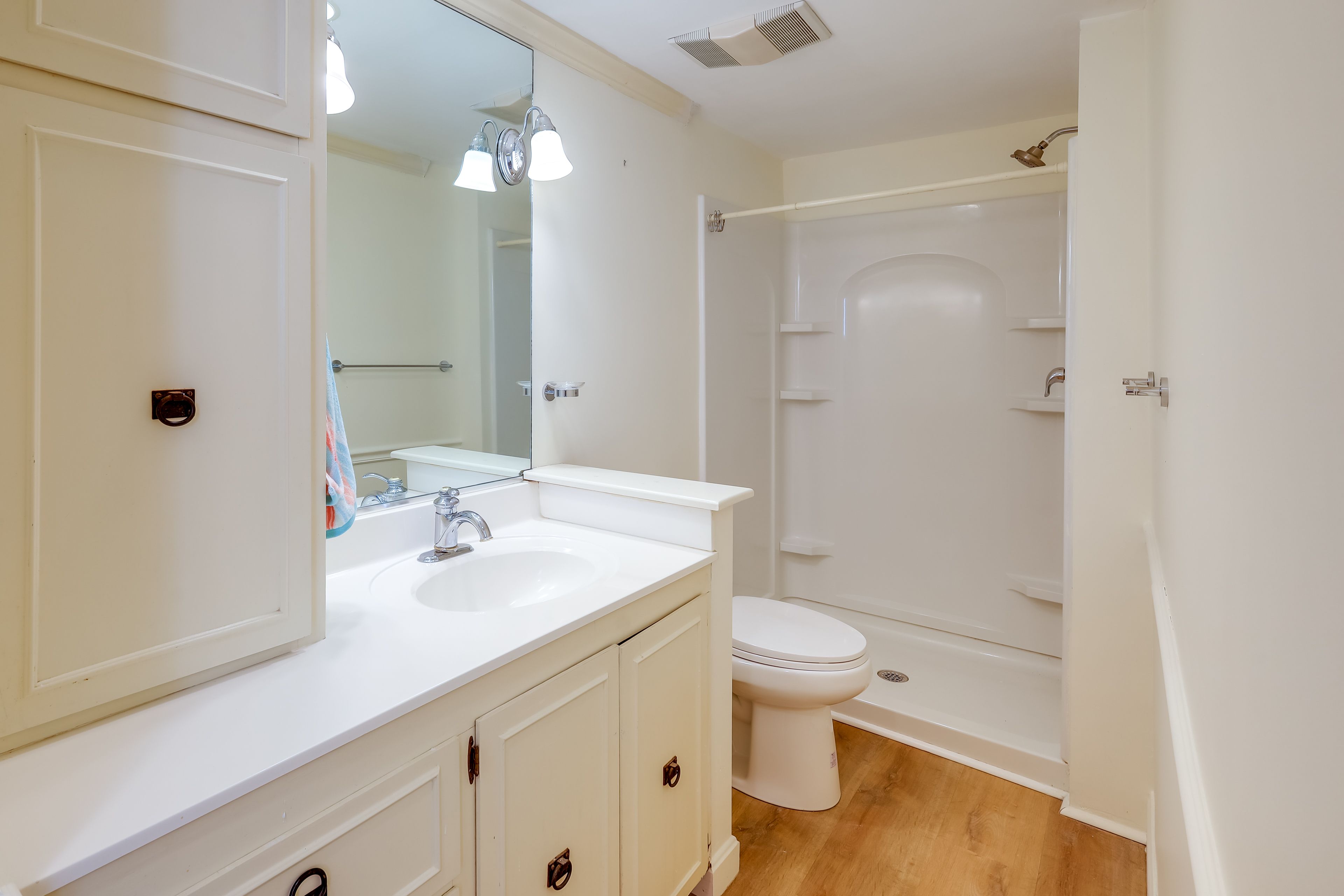 Full Bathroom | Shower/Tub Combo | Complimentary Toiletries | Towels Provided