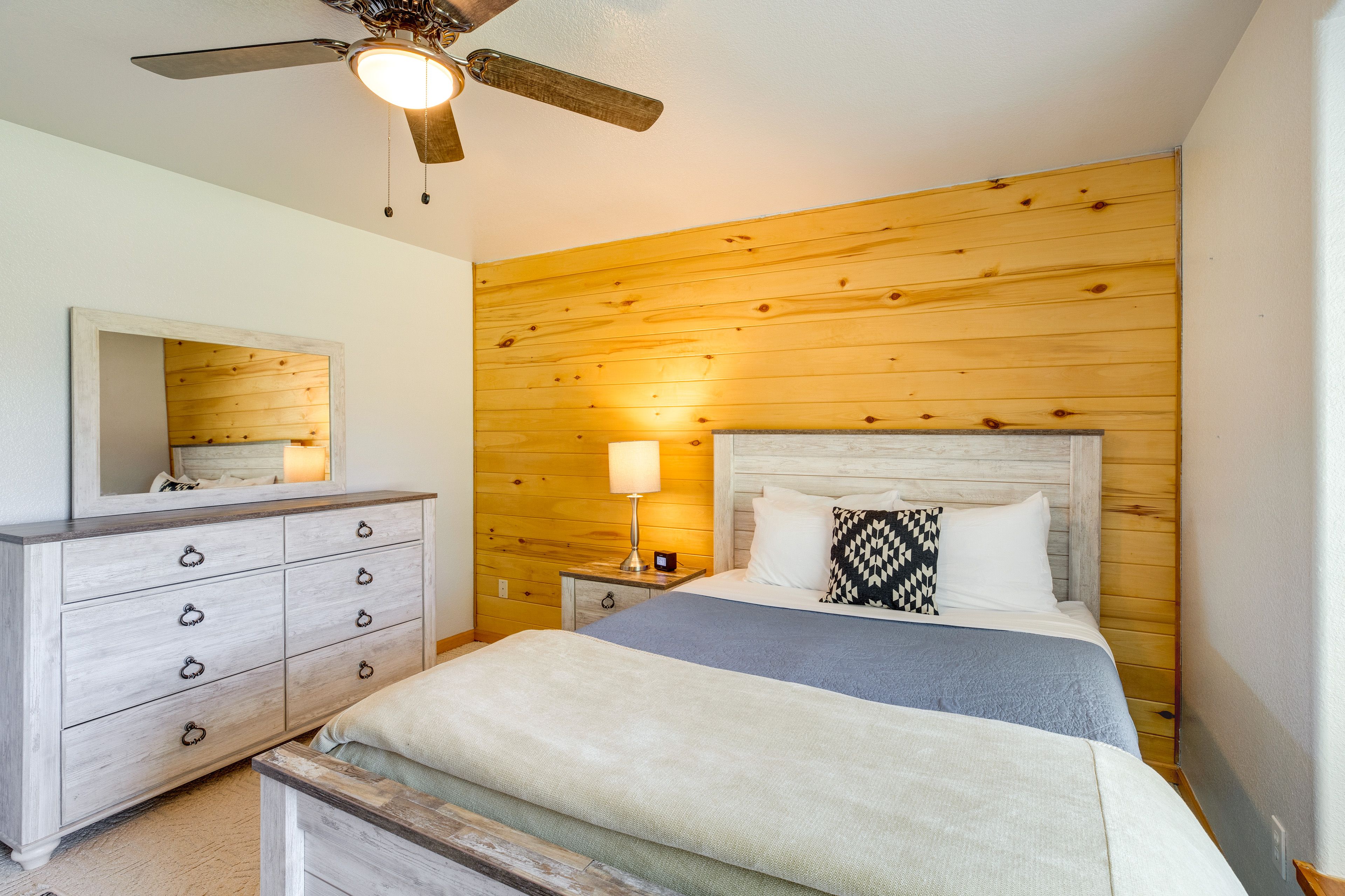 Bedroom 2 | Queen Bed