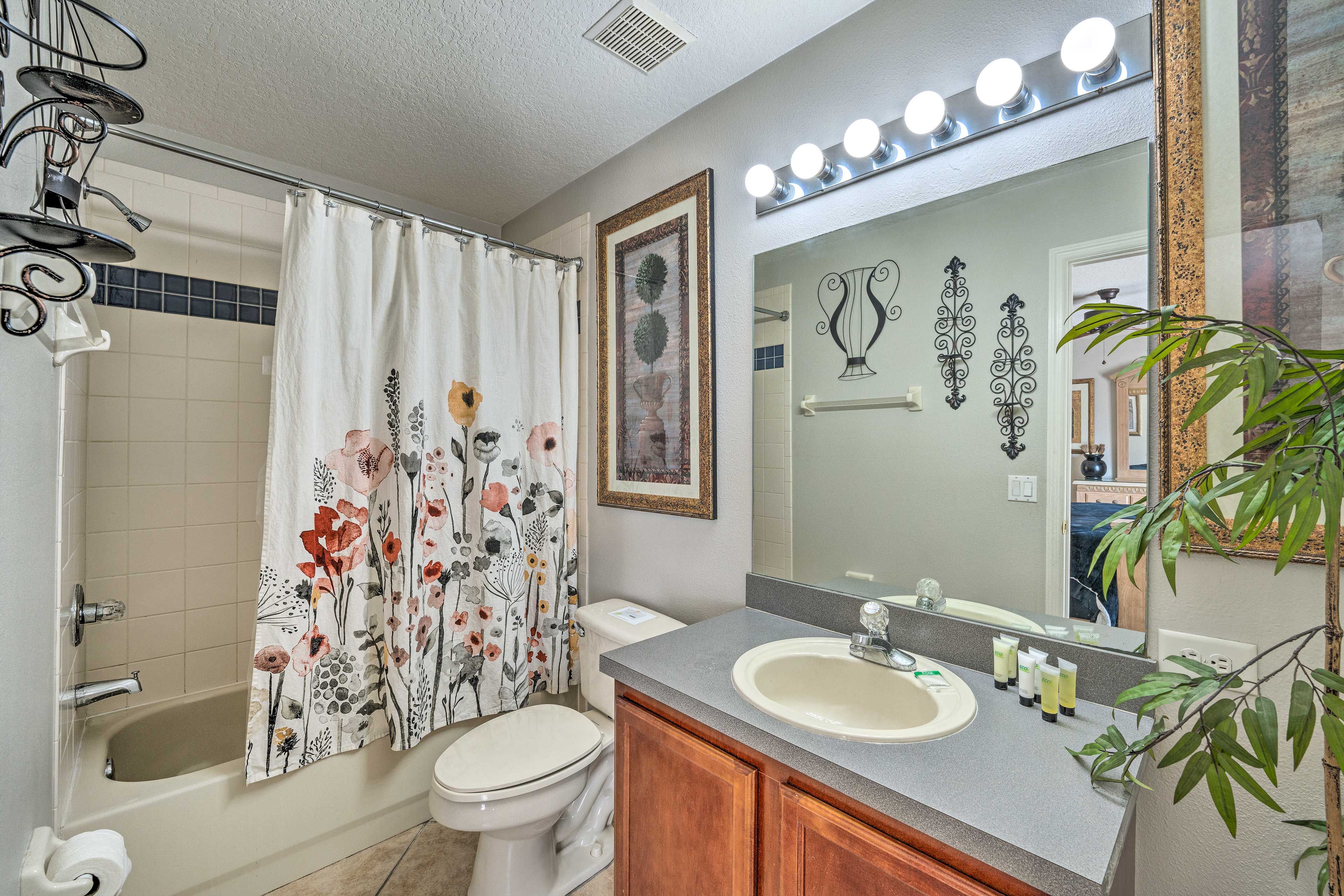 Full Bathroom | 1st Floor | Towels Provided
