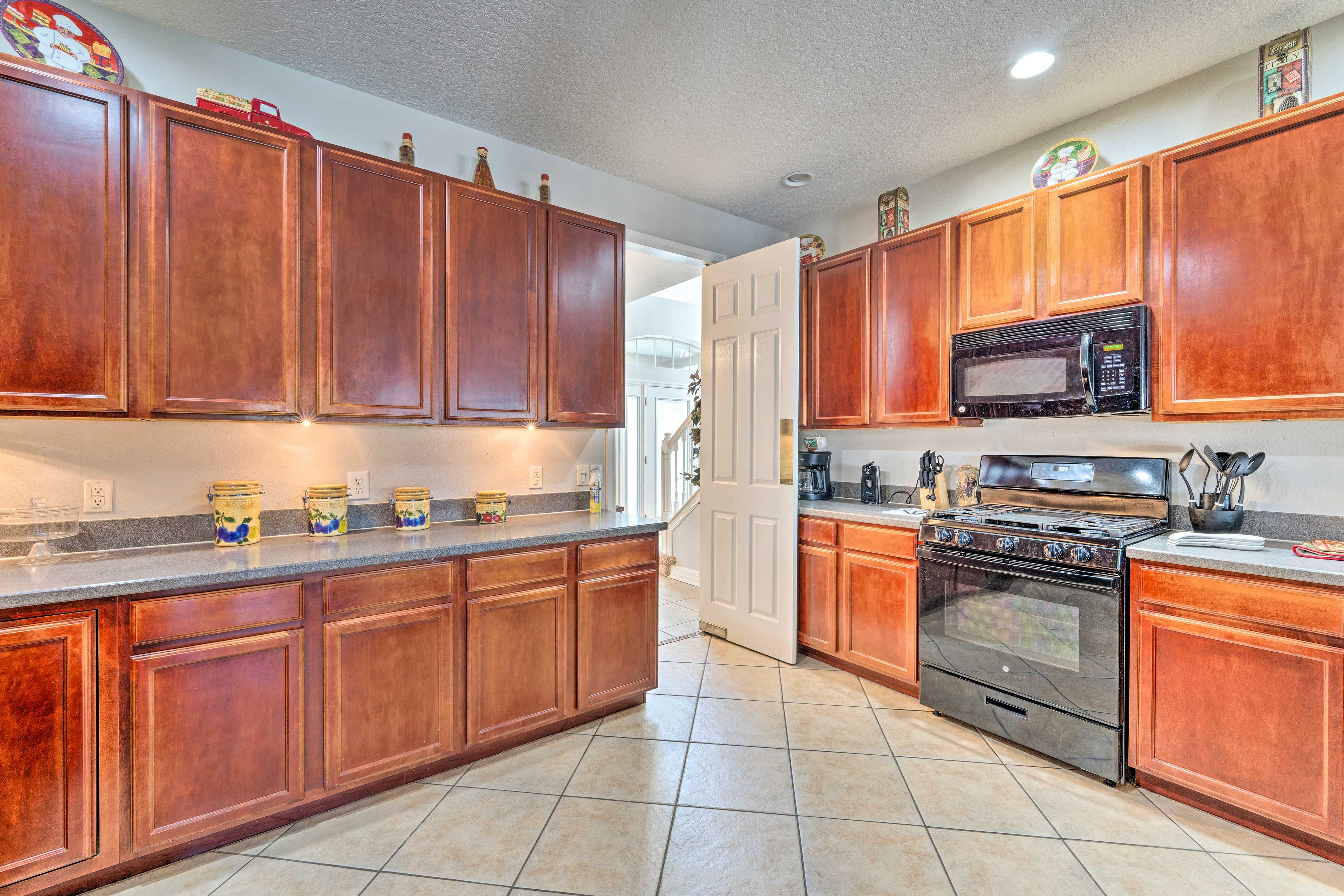 Kitchen | 1st Floor | Refrigerator | Dishwasher | Cooking Basics