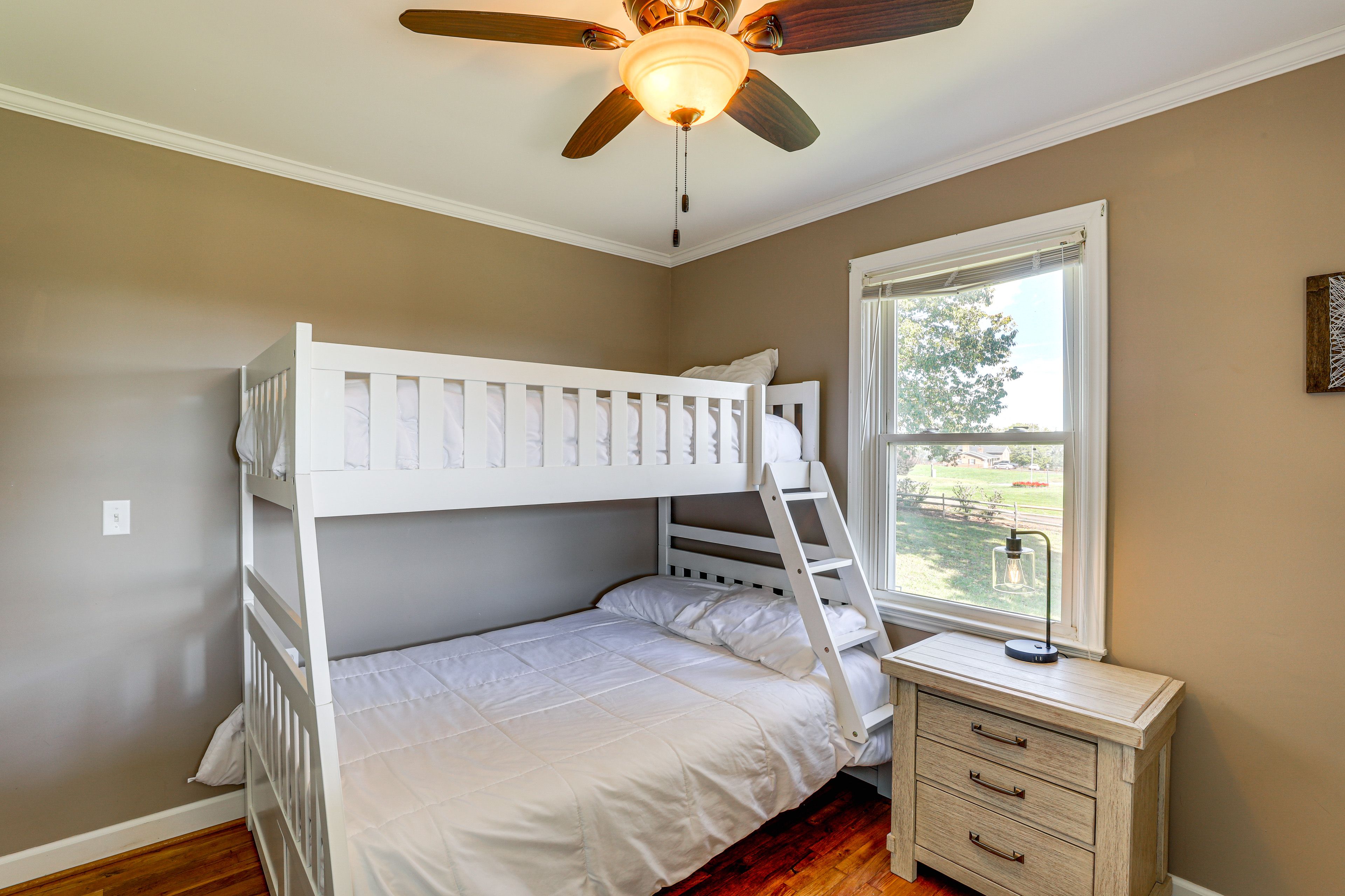 Bedroom 2 | Twin/Full Bunk Bed