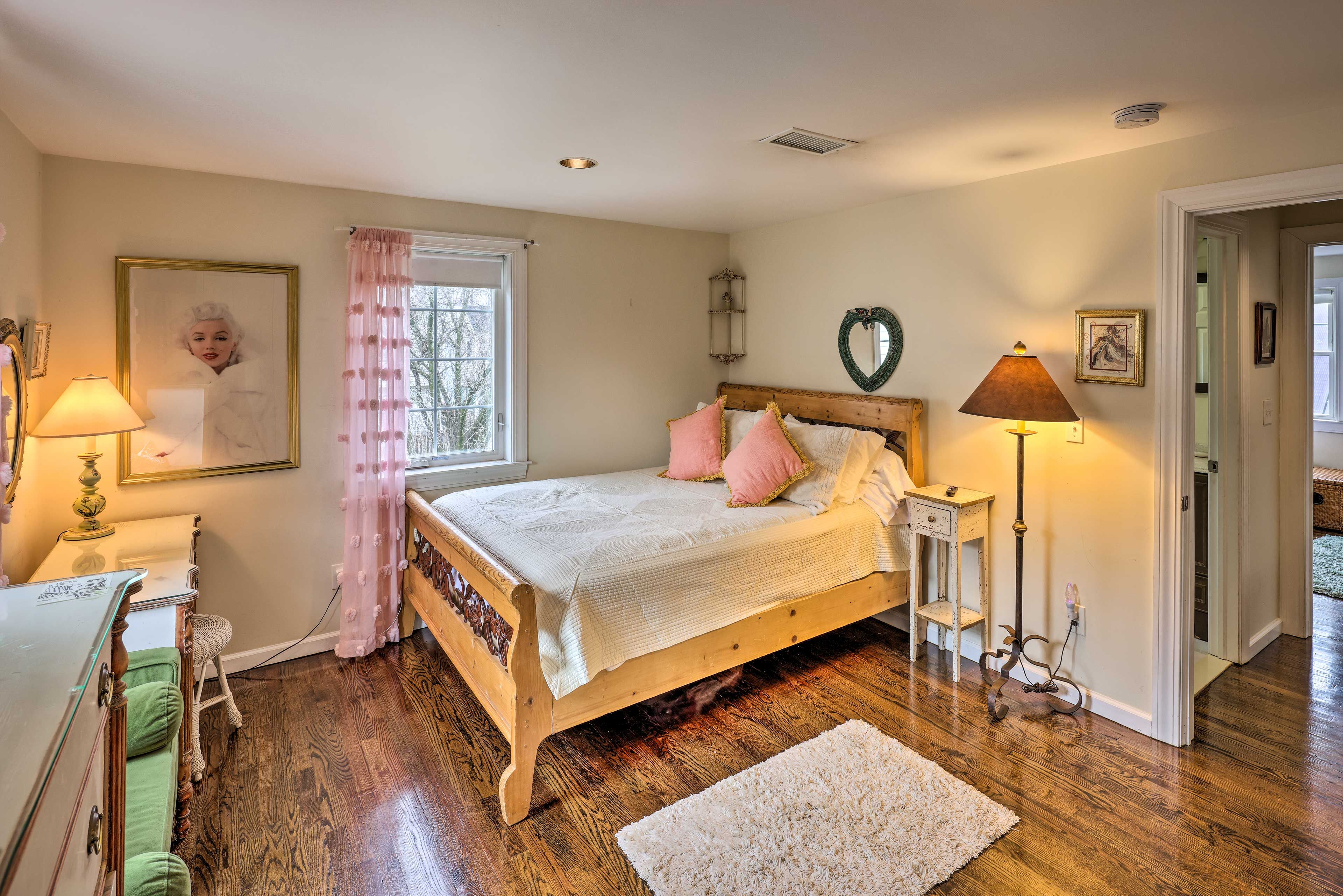Bedroom 1 | Queen Bed | Linens Provided