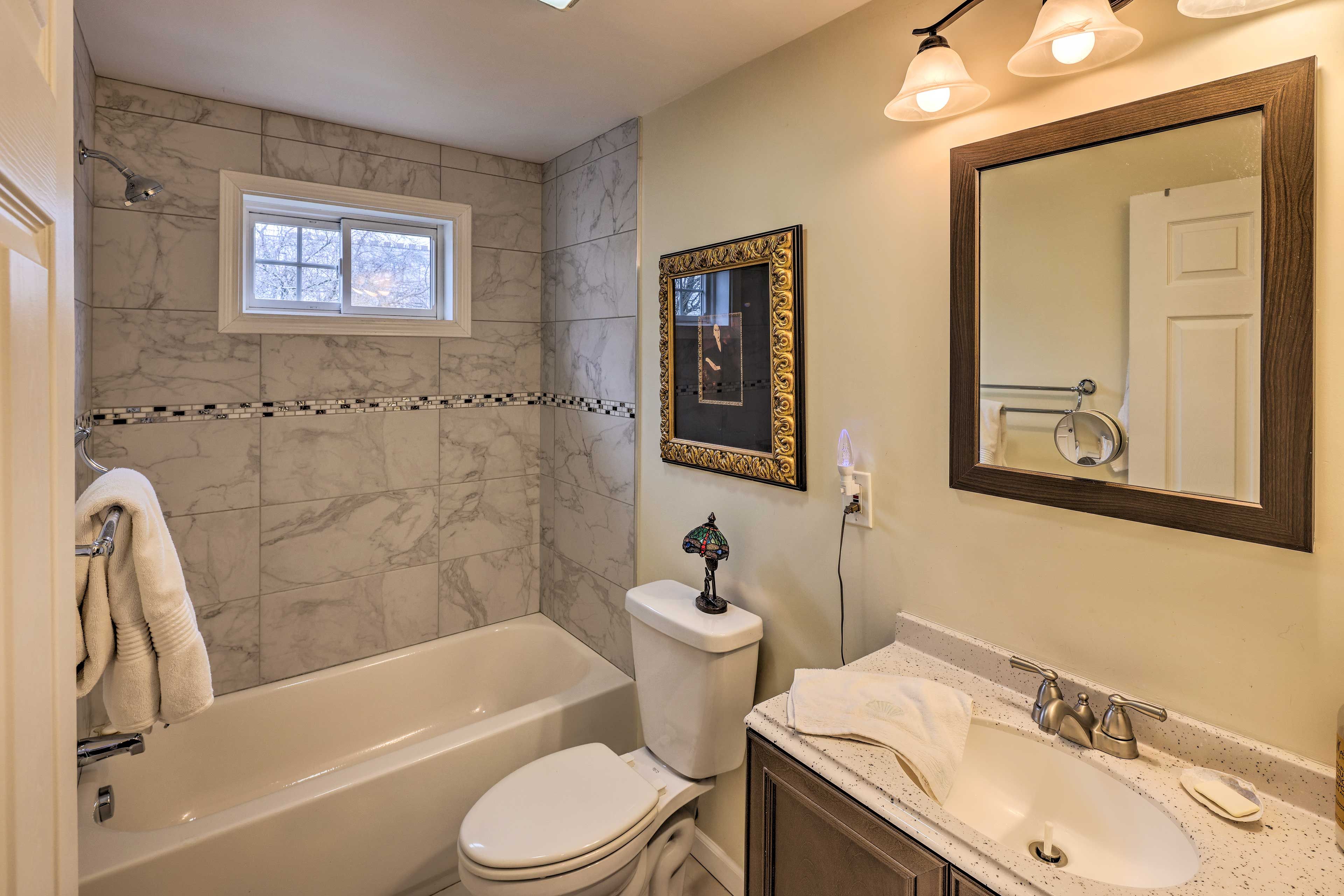 Full Bathroom | Towels Provided