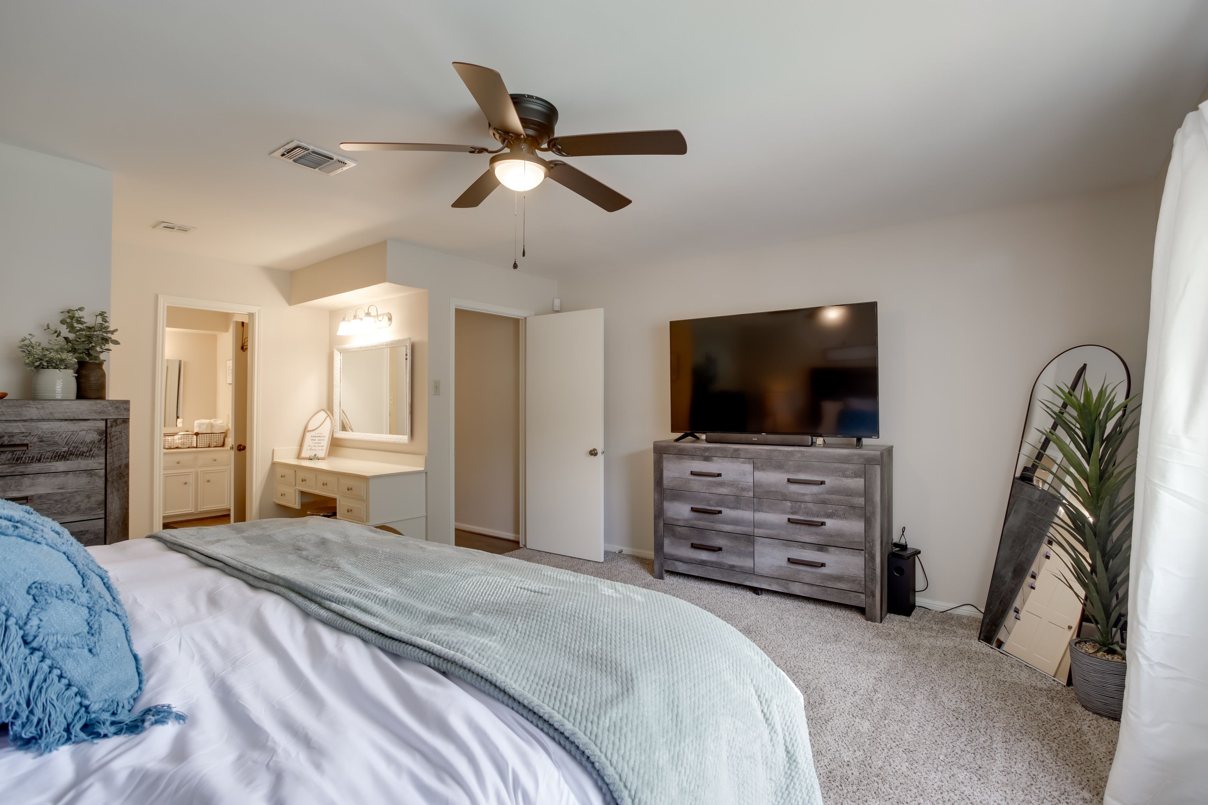Bedroom 1 | King Bed | Smart TV | En-Suite Bathroom | 1st Floor