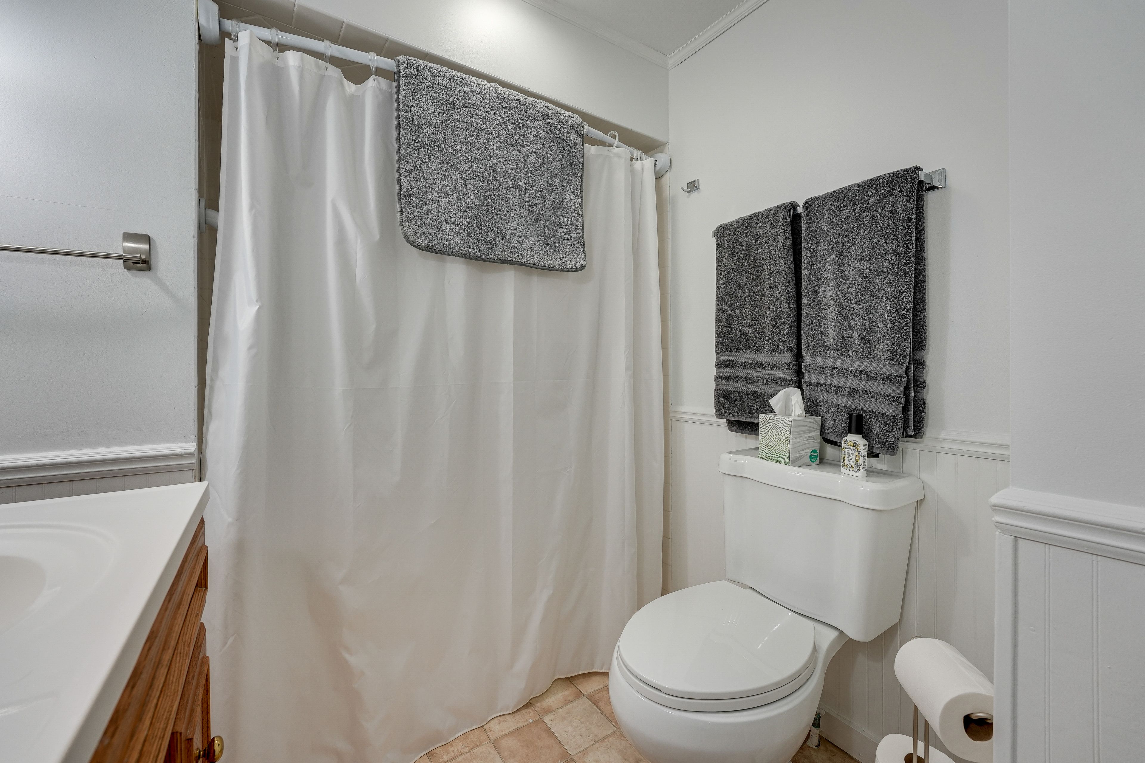 Full Bathroom | 2nd Floor | Shower/Tub Combo | Towels Provided