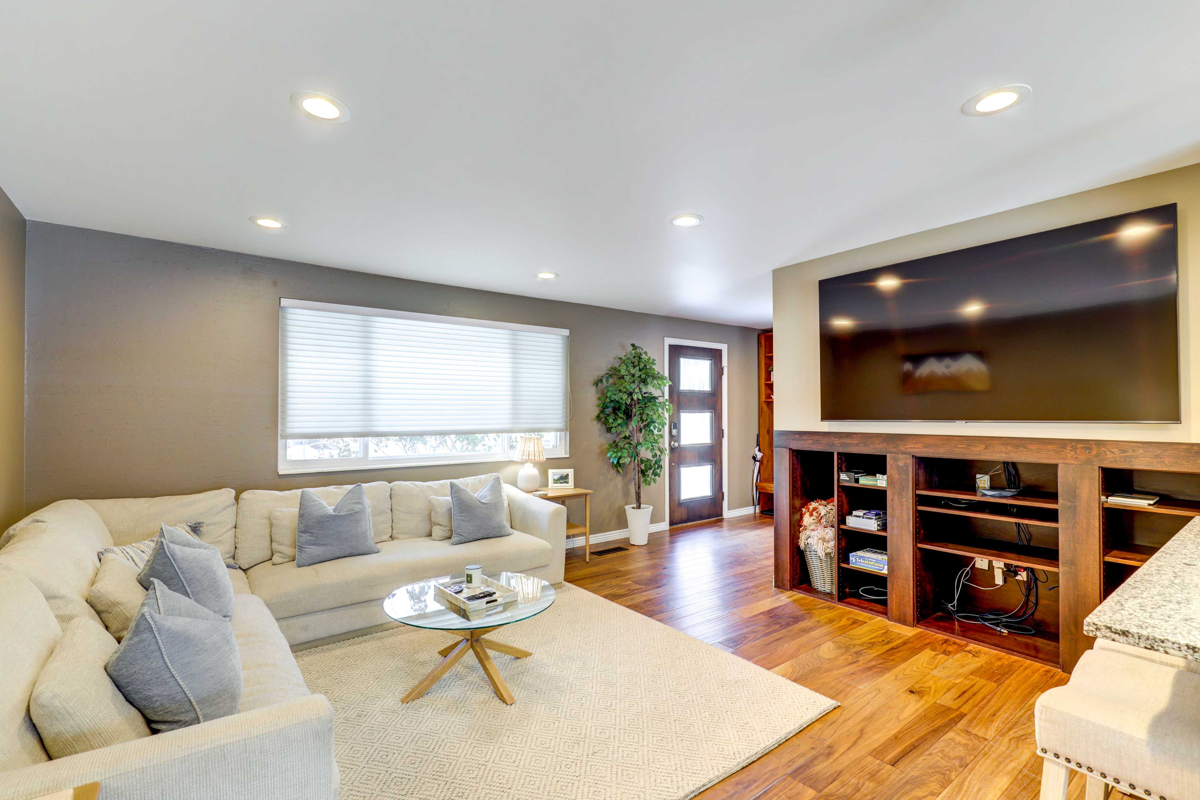 Living Room | 1st Floor | Central A/C | Smart TV | Free WiFi