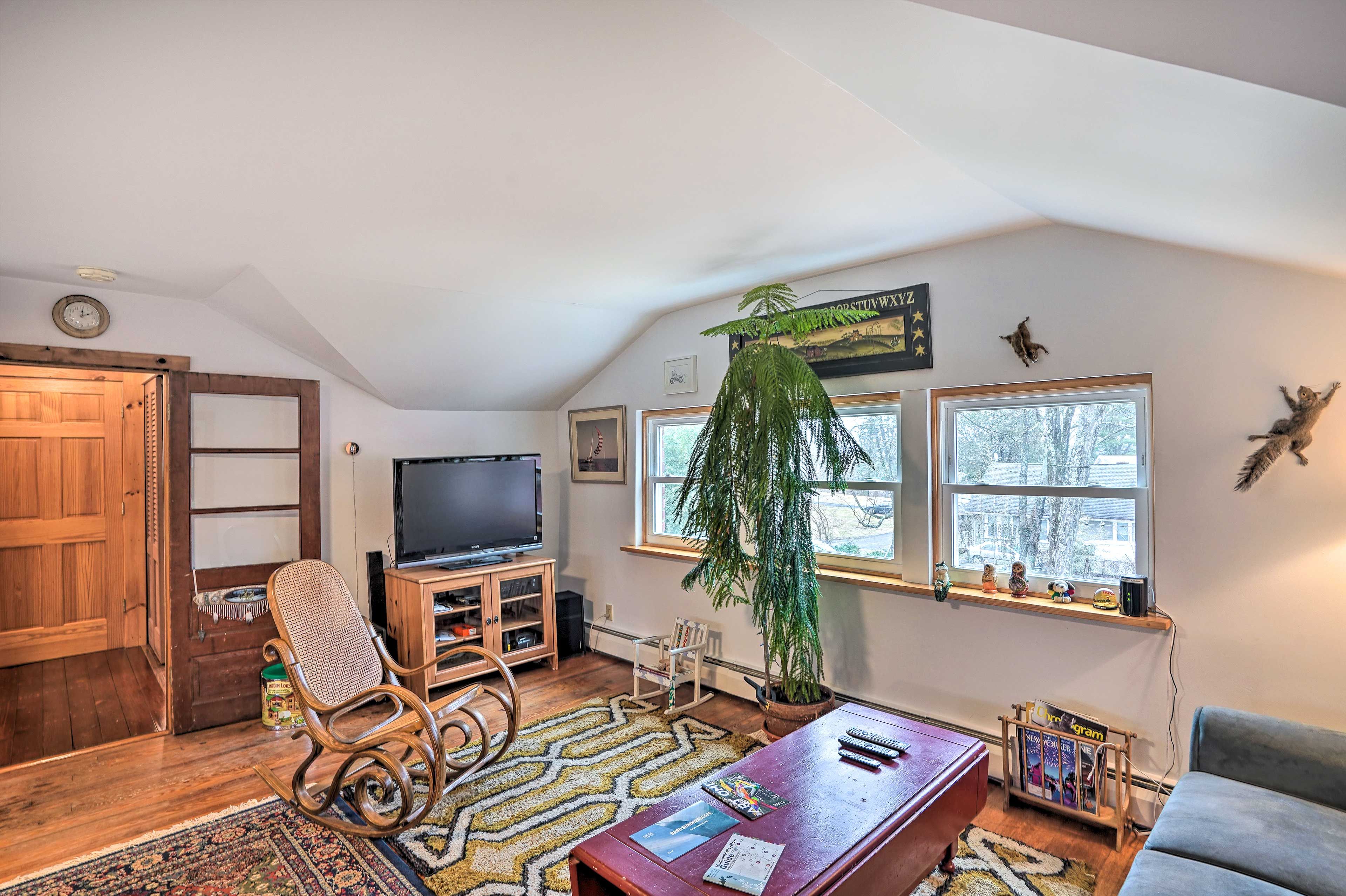 Living Area | Free WiFi | Board Games | Smart TV w/ Cable
