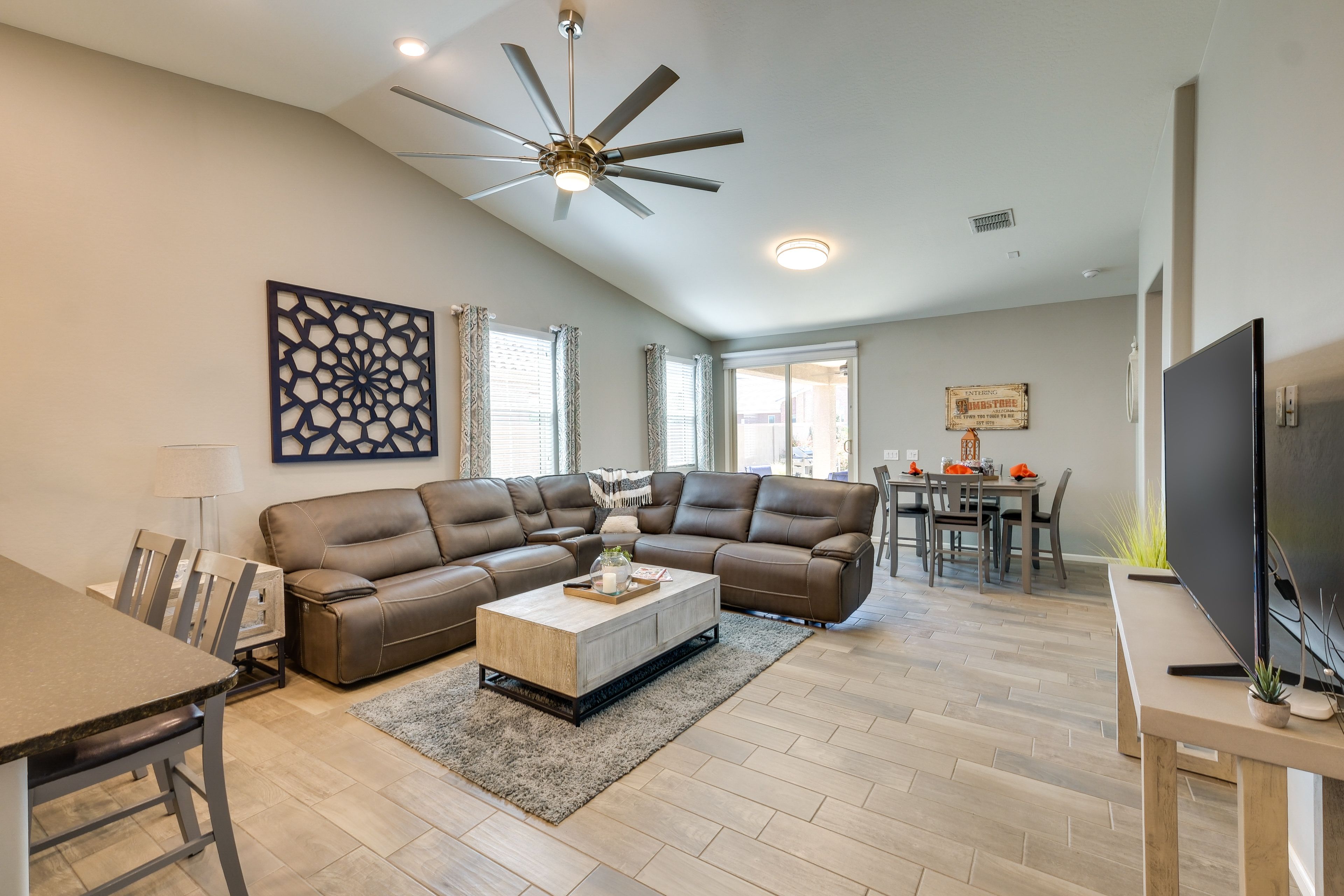 Living Room | Free WiFi | Smart TV